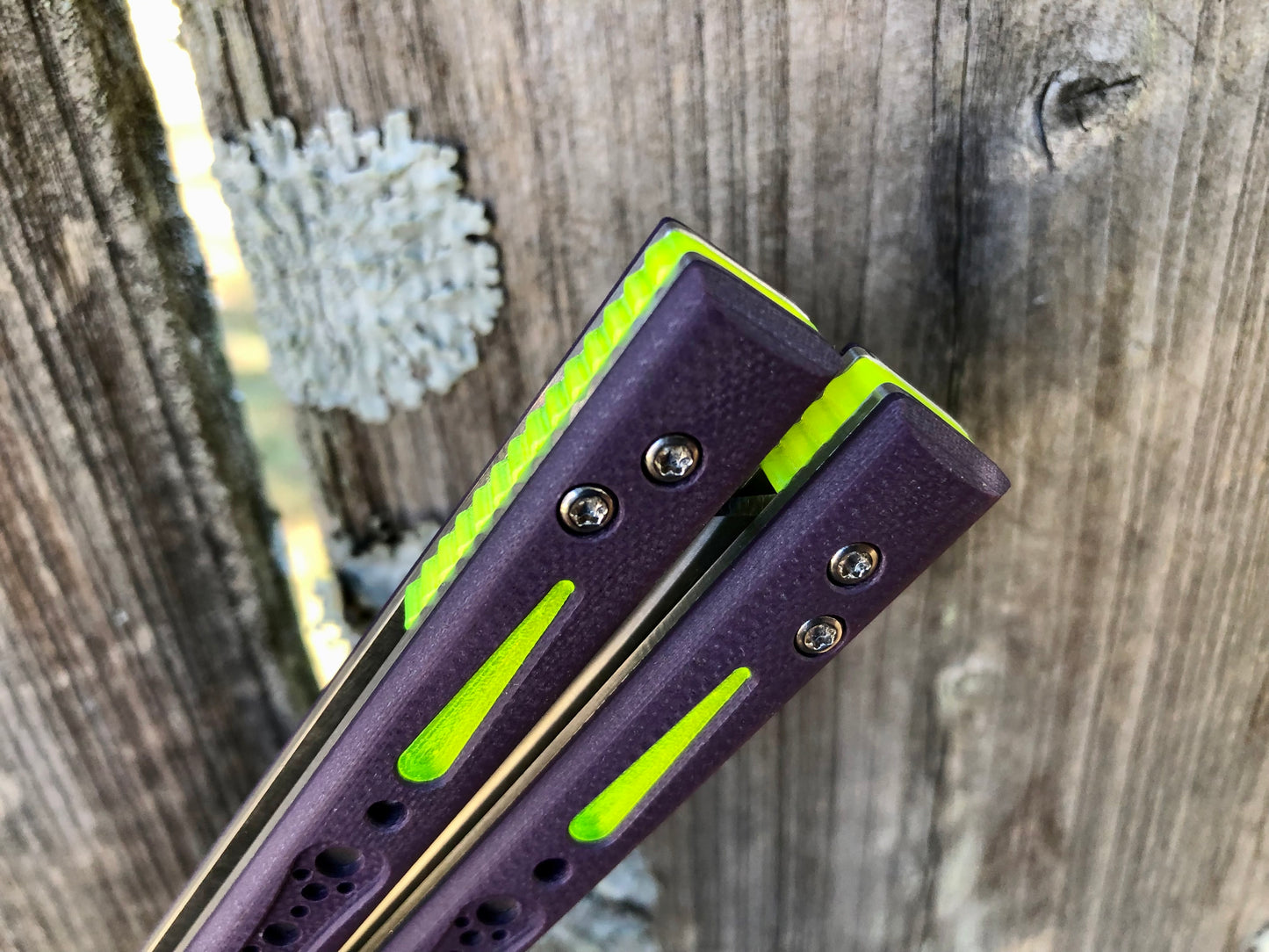 Modify the balance and ergo of your EPS Wraith Balisong with Zippy spacers, made in-house from a rubbery, shatter-proof polyurethane. They add positive "saw-tooth" jimping to the Wraith and include a tungsten weight system for adjustable balance. The spacers are available as either full-length flush spacers, or handle extensions which add length and protect the handles from drops.
