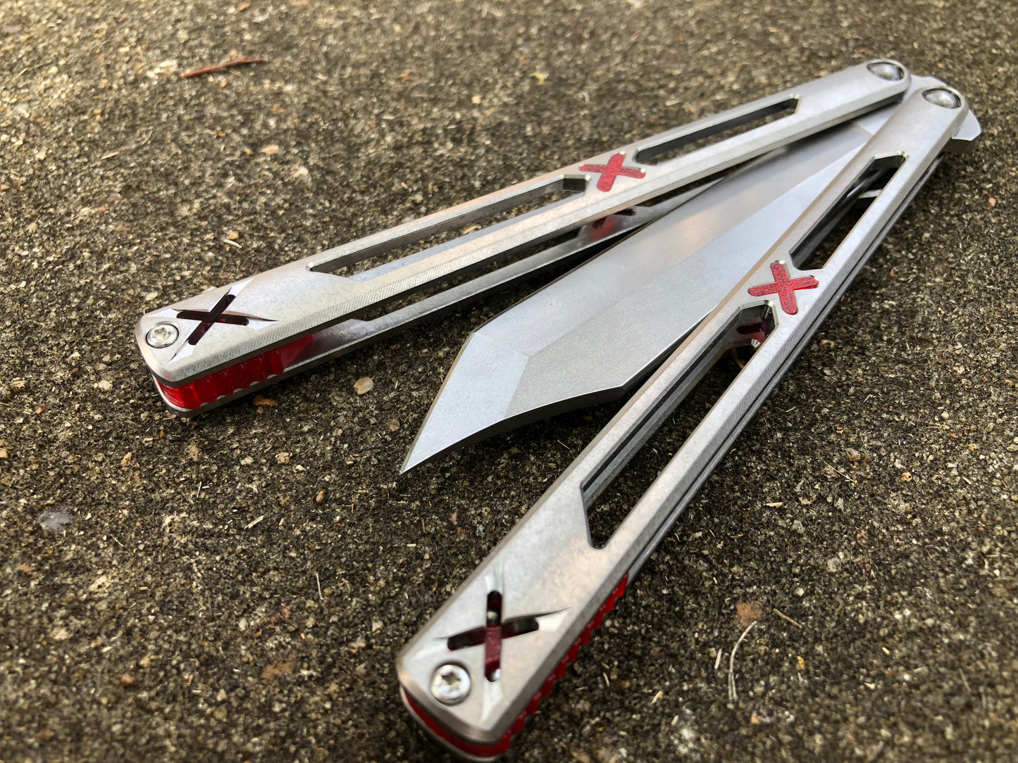 Made by Bxndxge Knives (Bandage, not bondage!) in collaboration with Zippy, the "Stitch" handles are a Titanium rehandle mod compatible with blades from both the BRS Replicant and Squid Industries Krake Raken balisongs.