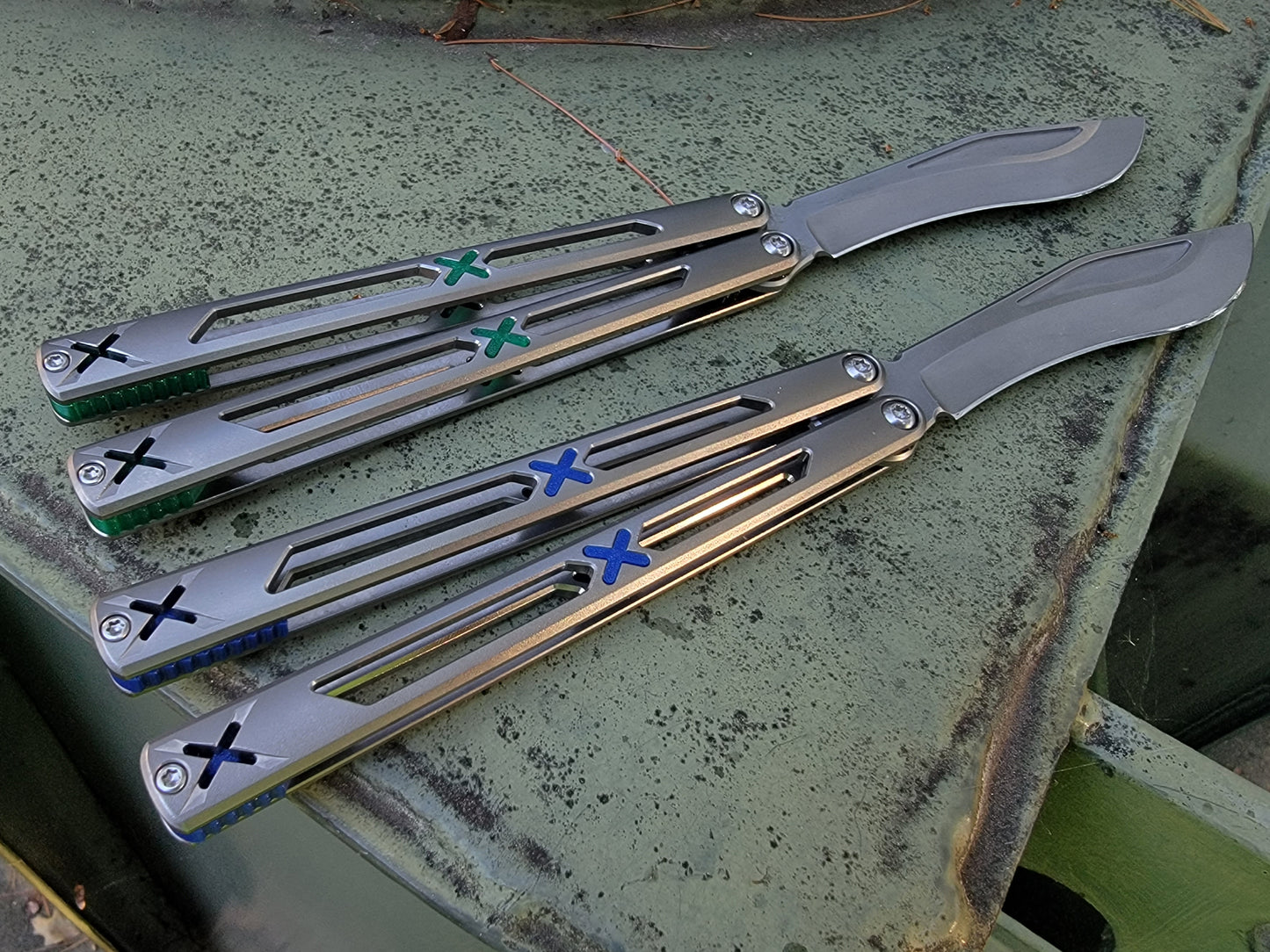 Made by Bxndxge Knives (Bandage, not bondage!) in collaboration with Zippy, the "Stitch" handles are a Titanium rehandle mod compatible with blades from both the BRS Replicant and Squid Industries Krake Raken balisongs.