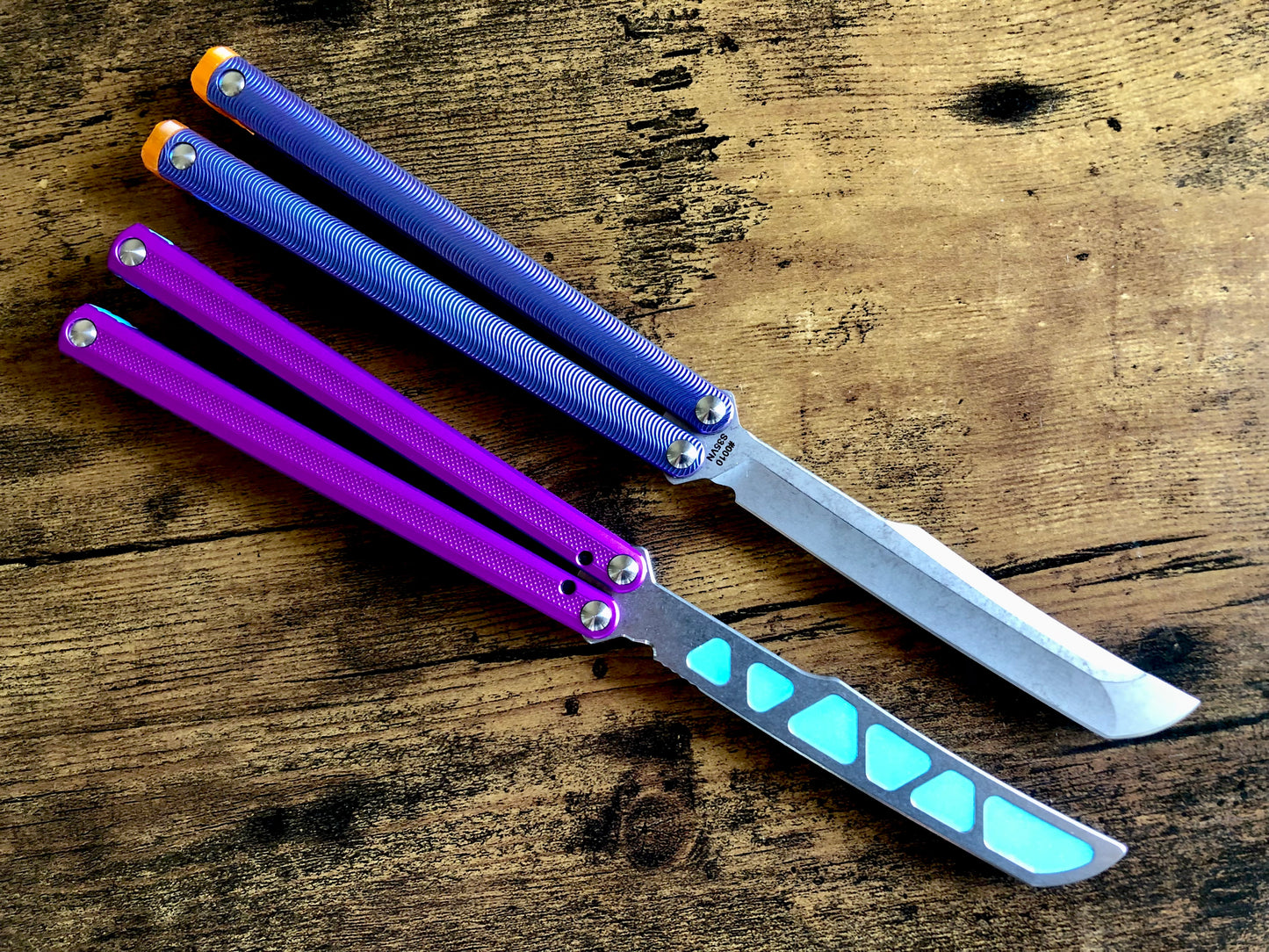 These Zippy spacers designed for the MachineWise Sasori and Tottori Balisongs are made in-house from a shatter-proof polyurethane. The spacers offer adjustable balance with removable tungsten weights and are available in both Flush Spacers and Extensions. The Extension spacers add length and protect your handles from drops.