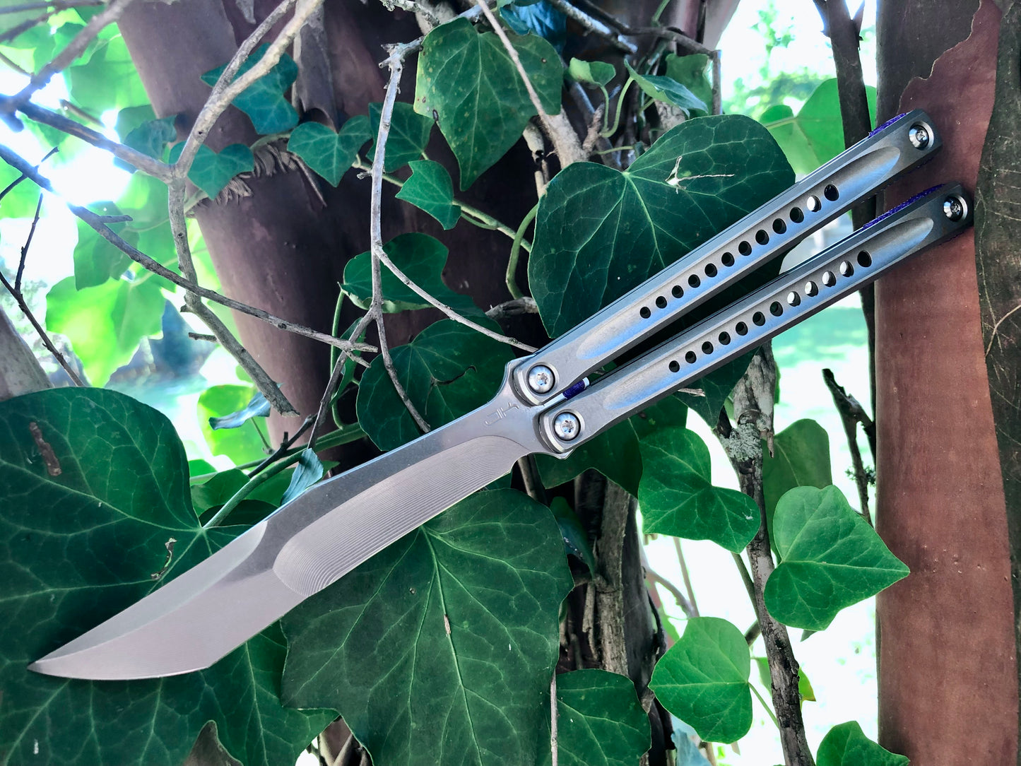 These Zippy spacers for the JK Design Embargo Balisong are made in-house from a rubbery, shatter-proof polyurethane. They add positive "saw-tooth" jimping to the Embargo and include a tungsten weight system for adjustable balance.