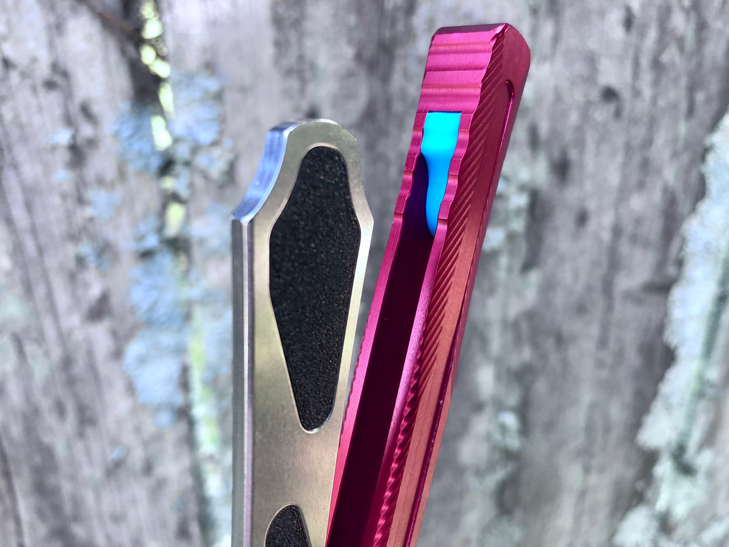 Adjust the weight distribution of your Fellowship Blades Hognose balisong trainer with this custom-made Zippy balance mod. This mod consists of shatter-proof polyurethane inserts which add tip weight to the blade, and jimping plugs which add end-weight to the handles. Together, these mods add a pop of color and increase the momentum of the Hognose trainer.