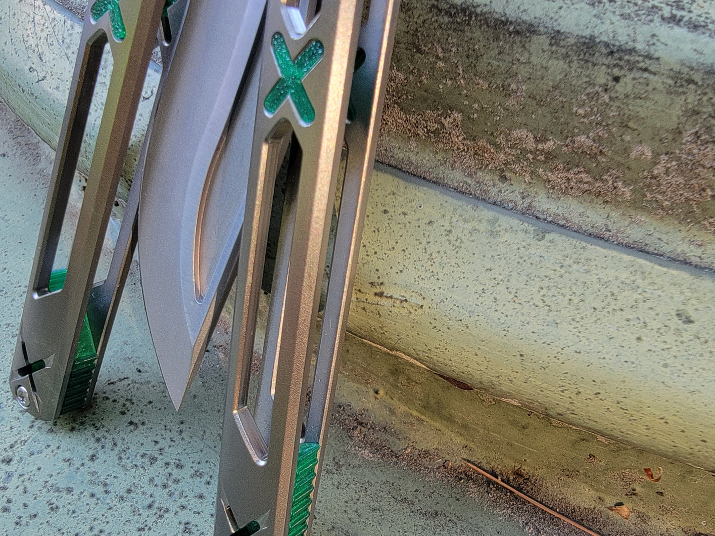 Made by Bxndxge Knives (Bandage, not bondage!) in collaboration with Zippy, the "Stitch" handles are a Titanium rehandle mod compatible with blades from both the BRS Replicant and Squid Industries Krake Raken balisongs.