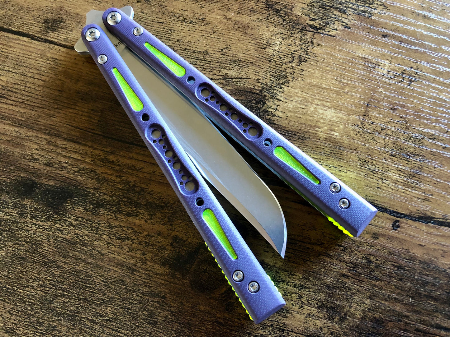 Modify the balance and ergo of your EPS Wraith Balisong with Zippy spacers, made in-house from a rubbery, shatter-proof polyurethane. They add positive "saw-tooth" jimping to the Wraith and include a tungsten weight system for adjustable balance. The spacers are available as either full-length flush spacers, or handle extensions which add length and protect the handles from drops.