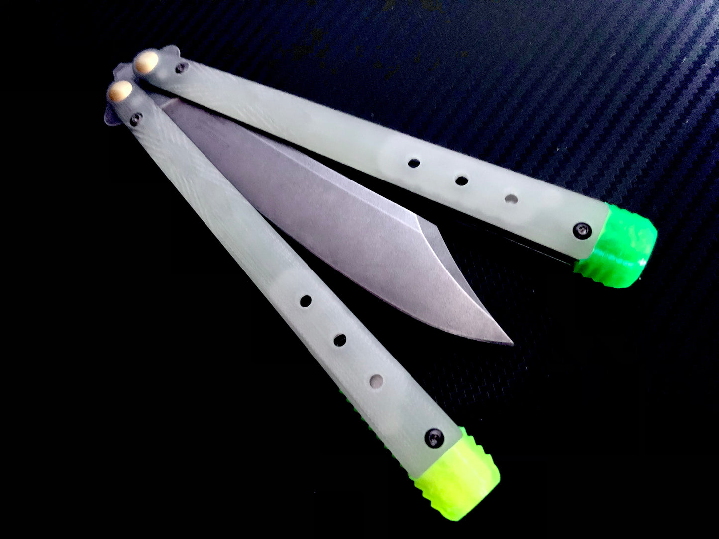 These Zippy spacers for the Benchmade Necron balisong are shatter-proof extensions that will protect your handles with no risk of cracking on hard-drops. They are available in 3x different lengths with removable tungsten weights for a more granular balance and length customization. They also offer positive jimping for extra grip, and install easily in just a few minutes (watch the assembly video above!). These spacers are a no-nonsense upgrade for the Necron.