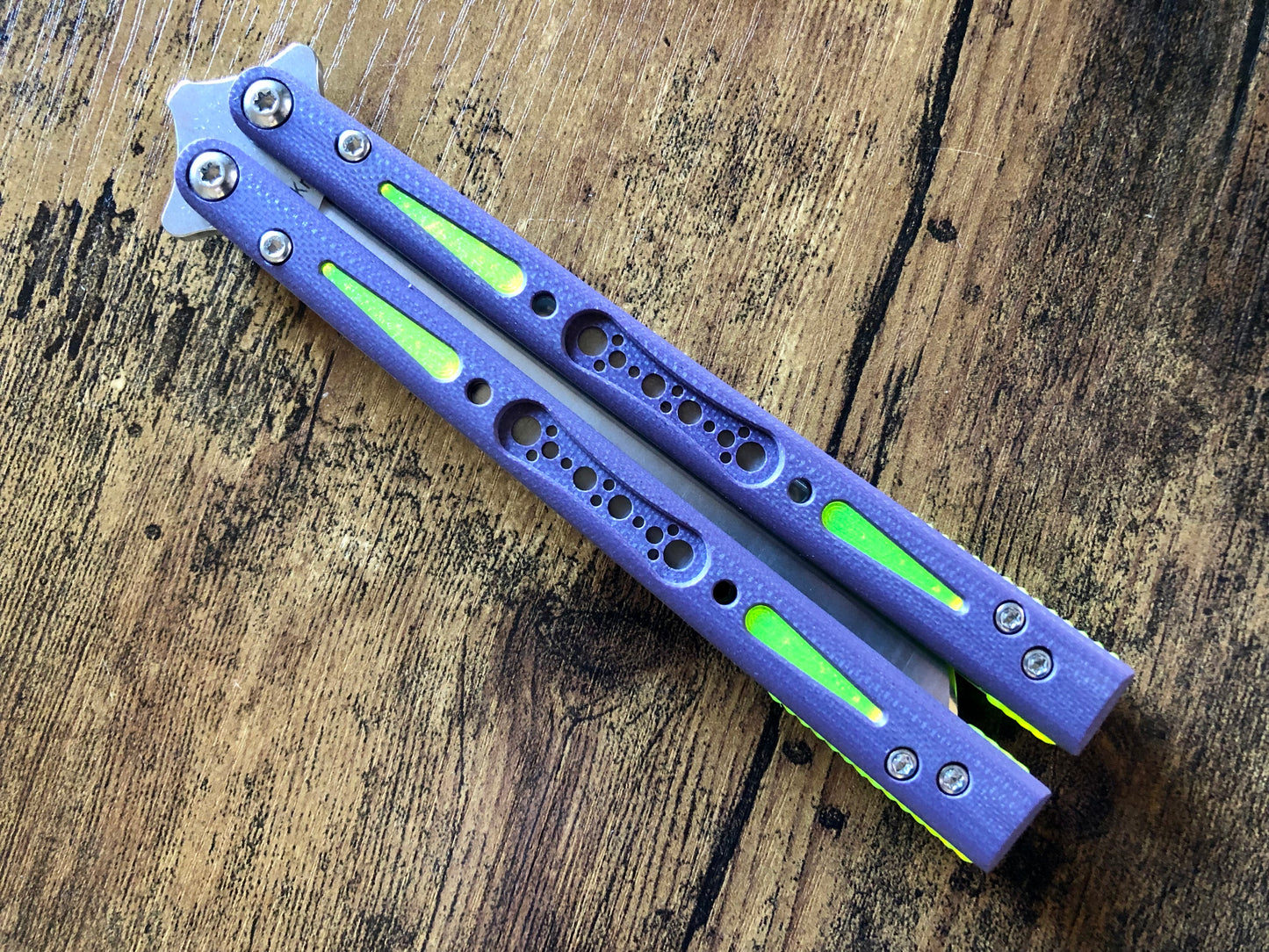 Modify the balance and ergo of your EPS Wraith Balisong with Zippy spacers, made in-house from a rubbery, shatter-proof polyurethane. They add positive "saw-tooth" jimping to the Wraith and include a tungsten weight system for adjustable balance. The spacers are available as either full-length flush spacers, or handle extensions which add length and protect the handles from drops.