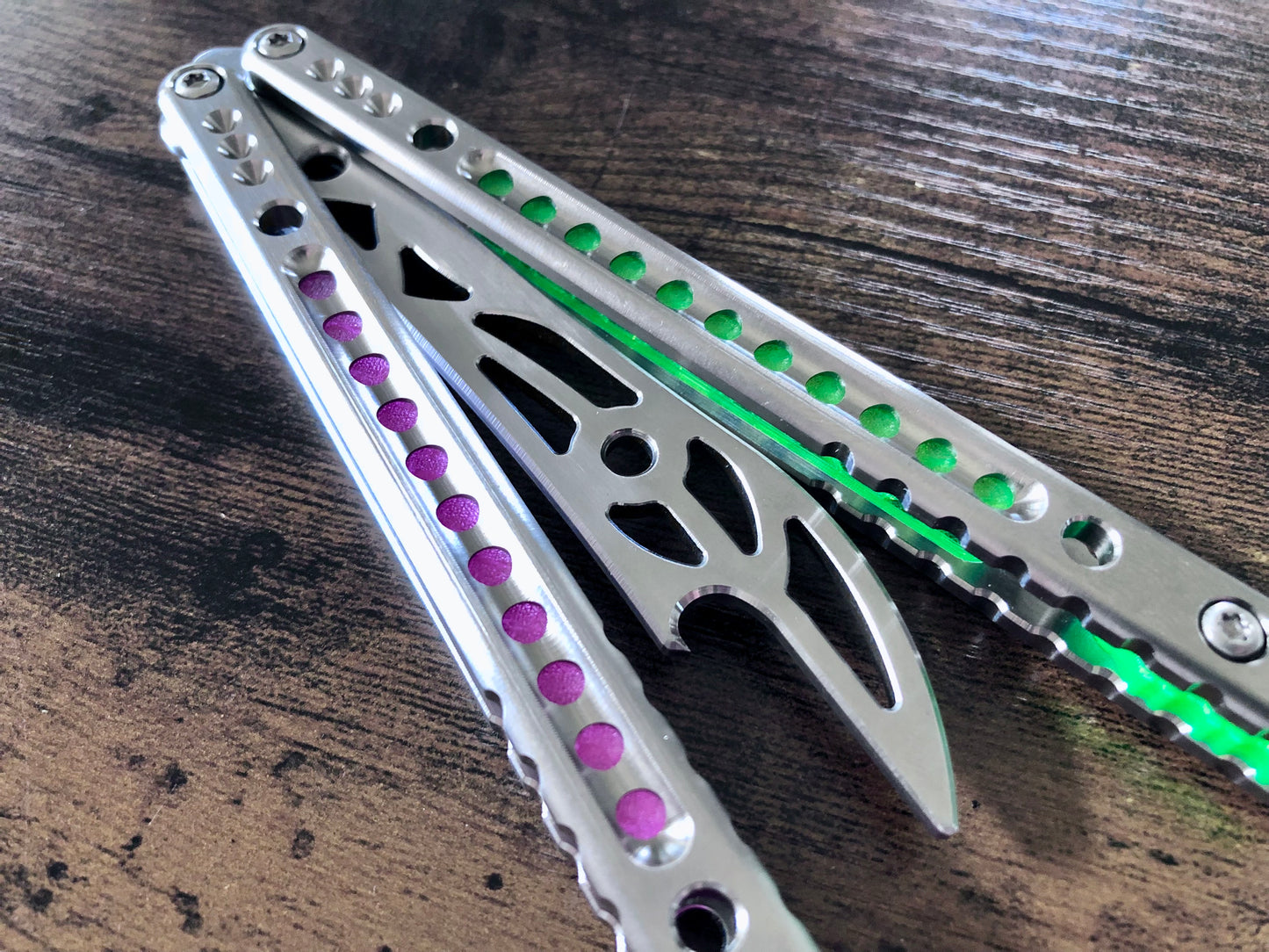 Add a pop of color to your BBbarfly SuperFly balisong trainer with these polyurethane Zippy handle inlays.