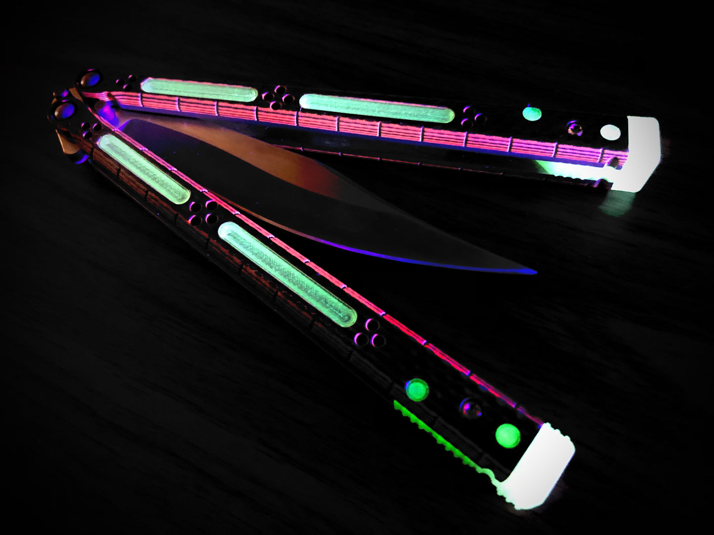 These HOM Basilisk-R spacers are made in-house from a rubbery, shatter-proof polyurethane for the CF, G10, and Ti variants. They extend, round, and protect the handles of the Basilisk-R, and optionally enable adjustable balance with removable tungsten weights. The adjustable weights allow you to adapt your HOM Basilisk-R to suit your specific balance preference.