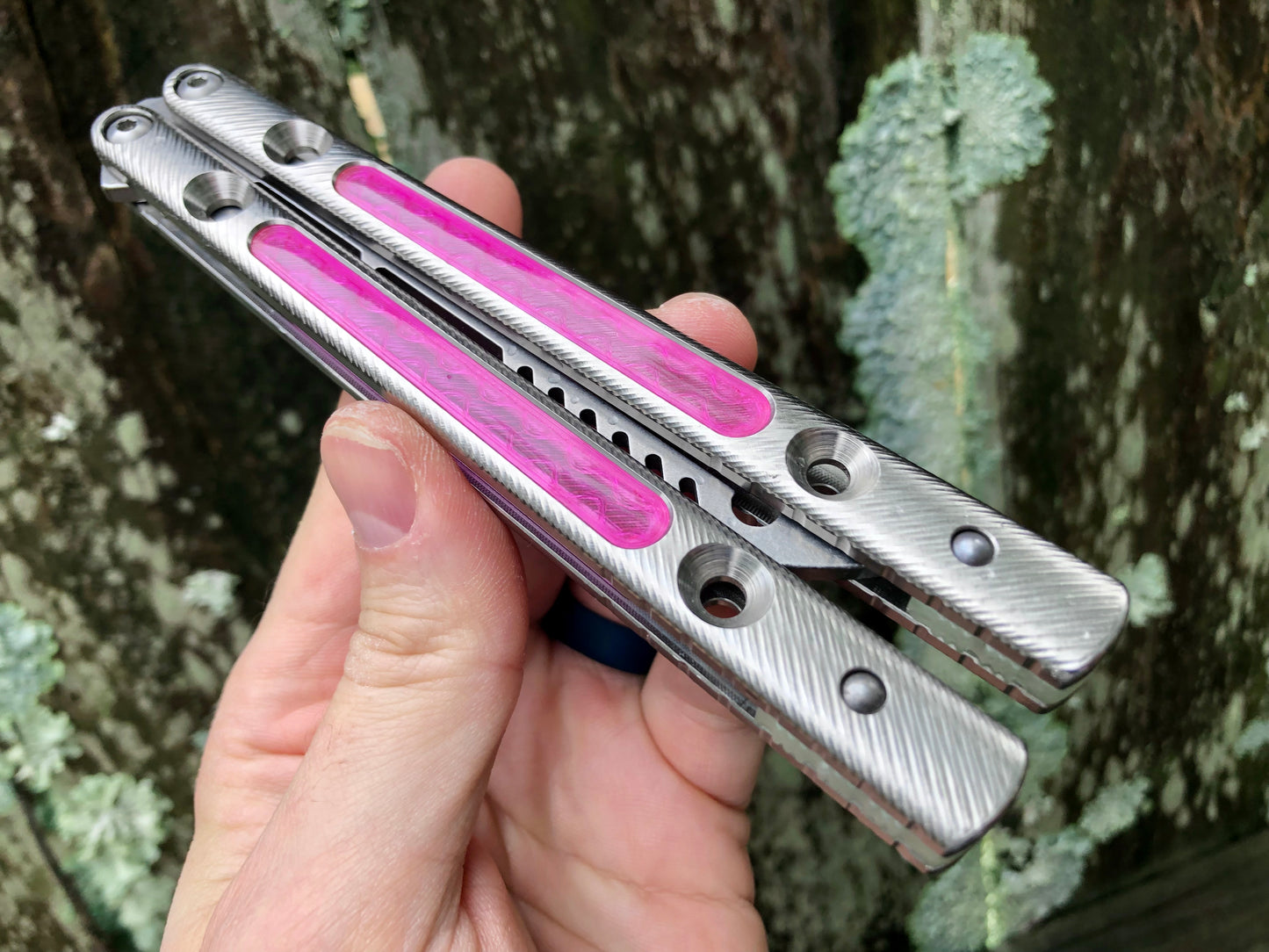 Zippy spacers reduce the handle bias and add positive jimping to your Squiggle Krake, while the inlays add grip and comfort. Individually, both spacers and the inlays eliminate ring and are designed to fit the titanium Squiggle handles for the Squid Industries Krake Raken balisong.