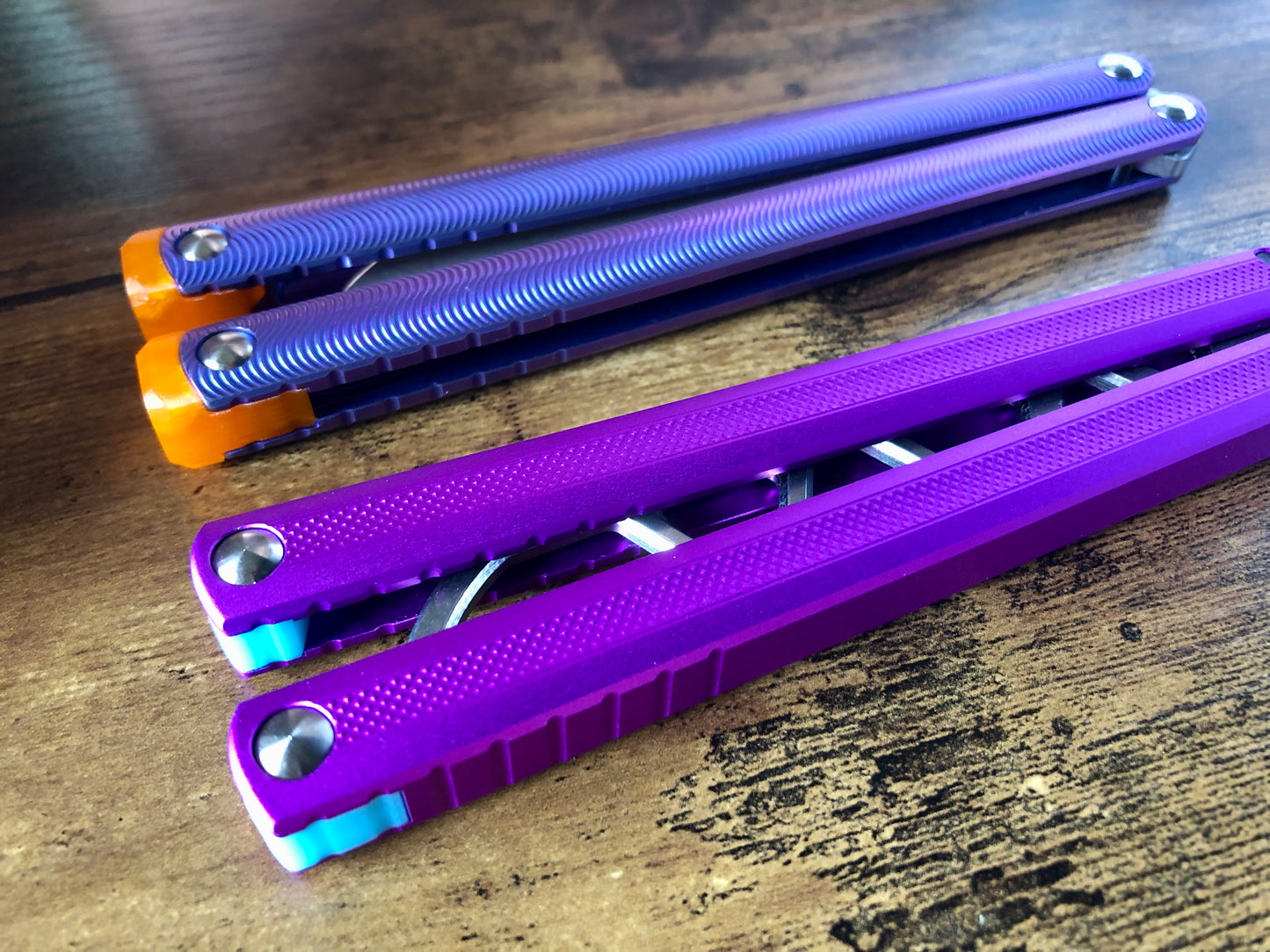 These Zippy spacers designed for the MachineWise Sasori and Tottori Balisongs are made in-house from a shatter-proof polyurethane. The spacers offer adjustable balance with removable tungsten weights and are available in both Flush Spacers and Extensions. The Extension spacers add length and protect your handles from drops.