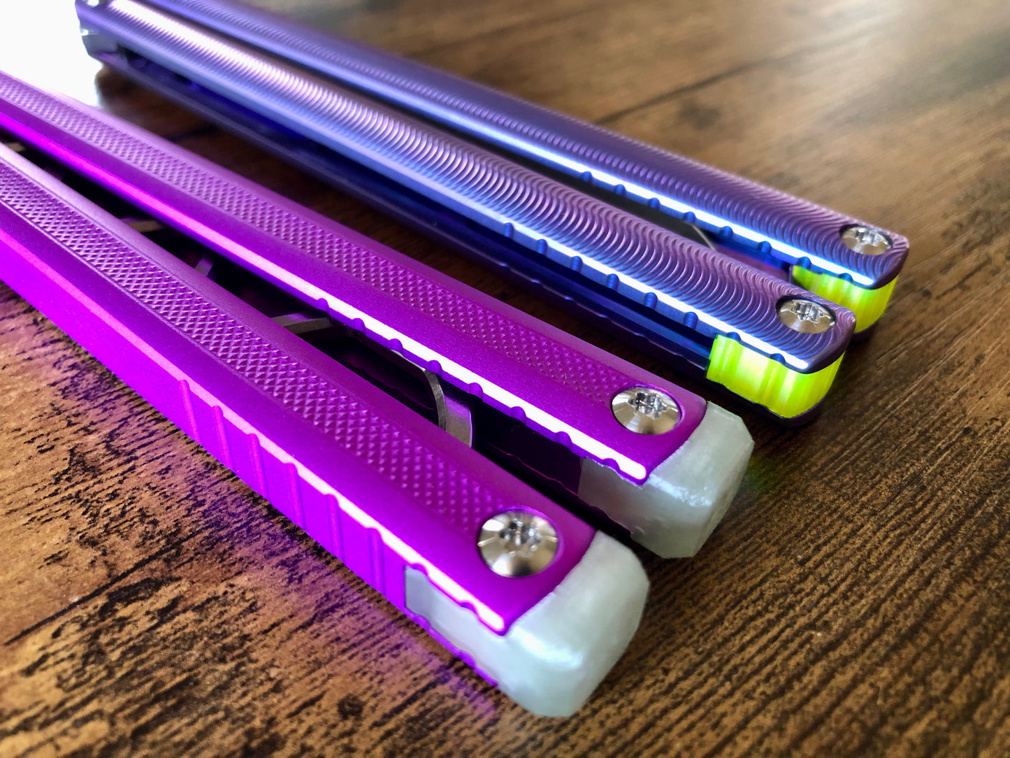 These Zippy spacers designed for the MachineWise Sasori and Tottori Balisongs are made in-house from a shatter-proof polyurethane. The spacers offer adjustable balance with removable tungsten weights and are available in both Flush Spacers and Extensions. The Extension spacers add length and protect your handles from drops.