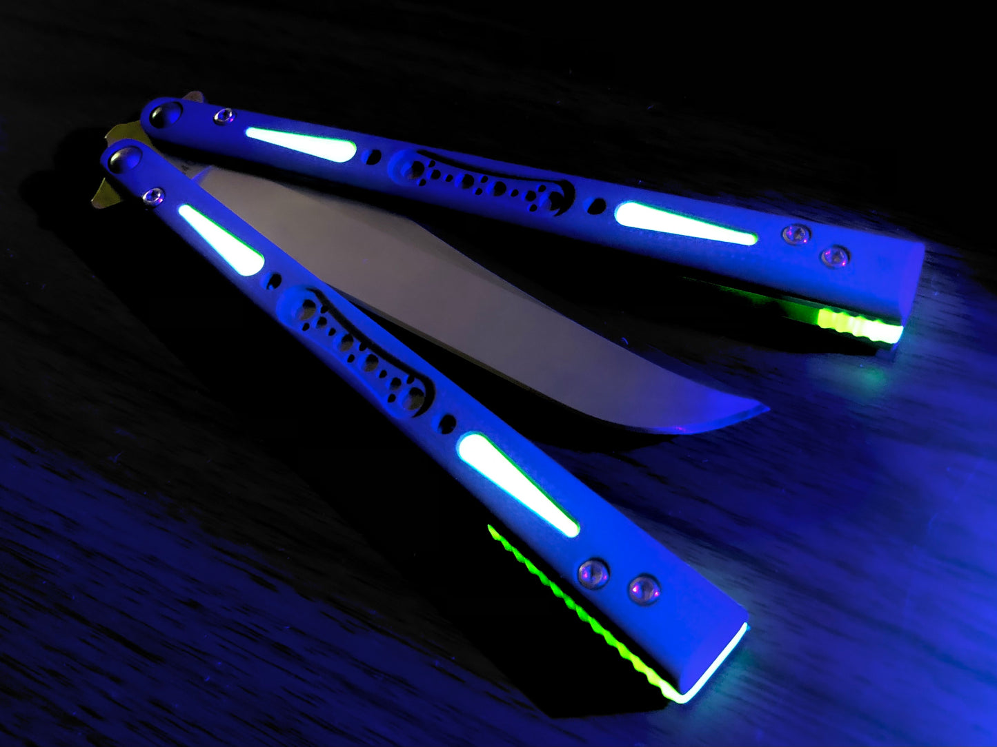 Modify the balance and ergo of your EPS Wraith Balisong with Zippy spacers, made in-house from a rubbery, shatter-proof polyurethane. They add positive "saw-tooth" jimping to the Wraith and include a tungsten weight system for adjustable balance. The spacers are available as either full-length flush spacers, or handle extensions which add length and protect the handles from drops.