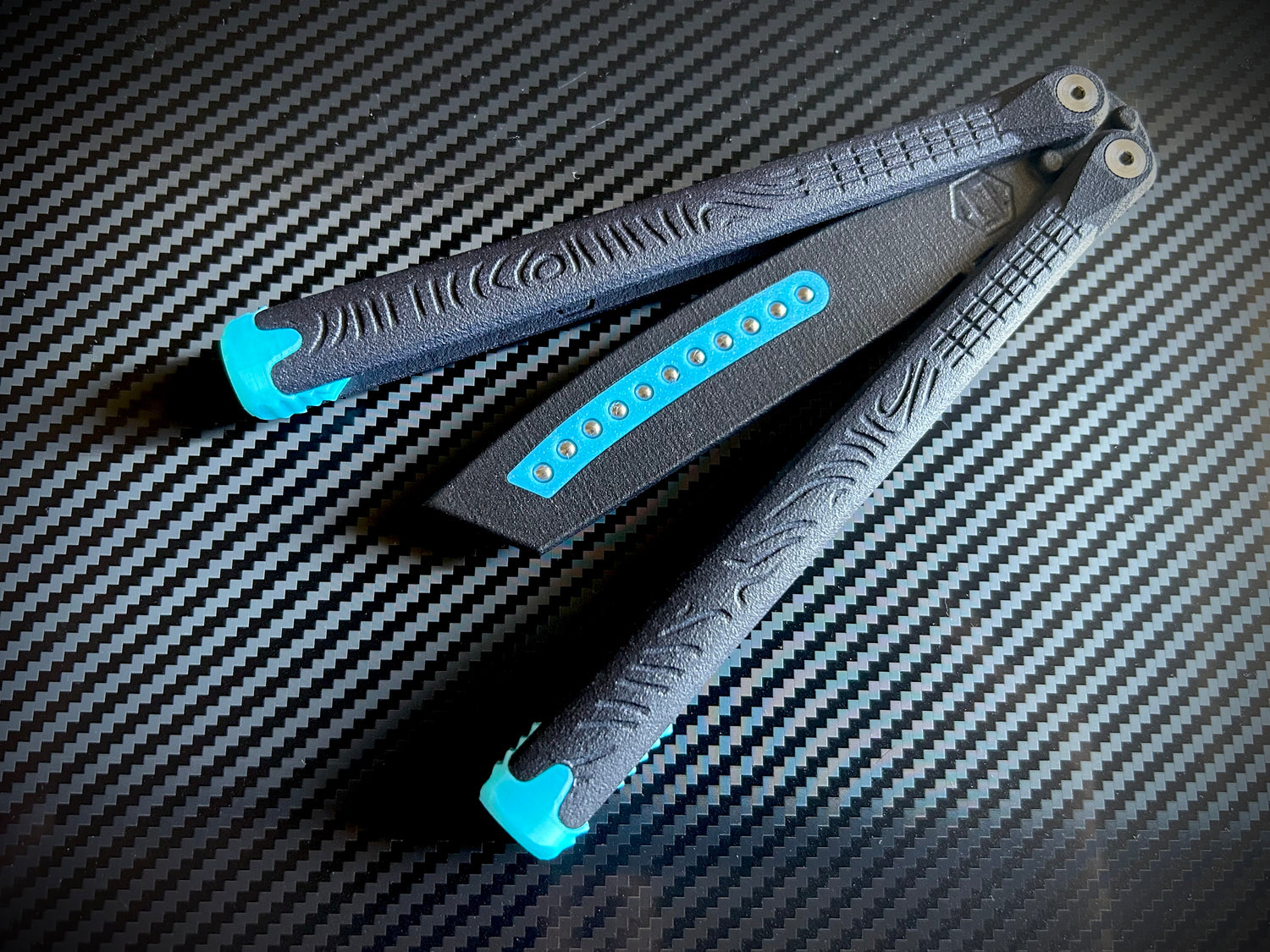 The Cycloid LC (Kershaw Lucha Compatible) is the most premium plastic butterfly knife trainer available. Whether you're looking for your first flipper, or are already experienced balisong flipper, the Cycloid LC's balance, grip, and durability will meet your needs perfectly. Made from glass-reinforced nylon, the Cycloid LC ranks among the heaviest and most durable plastic balisongs available. The Cycloid LC features channel-construction handles and clocks in at 2.7 oz.