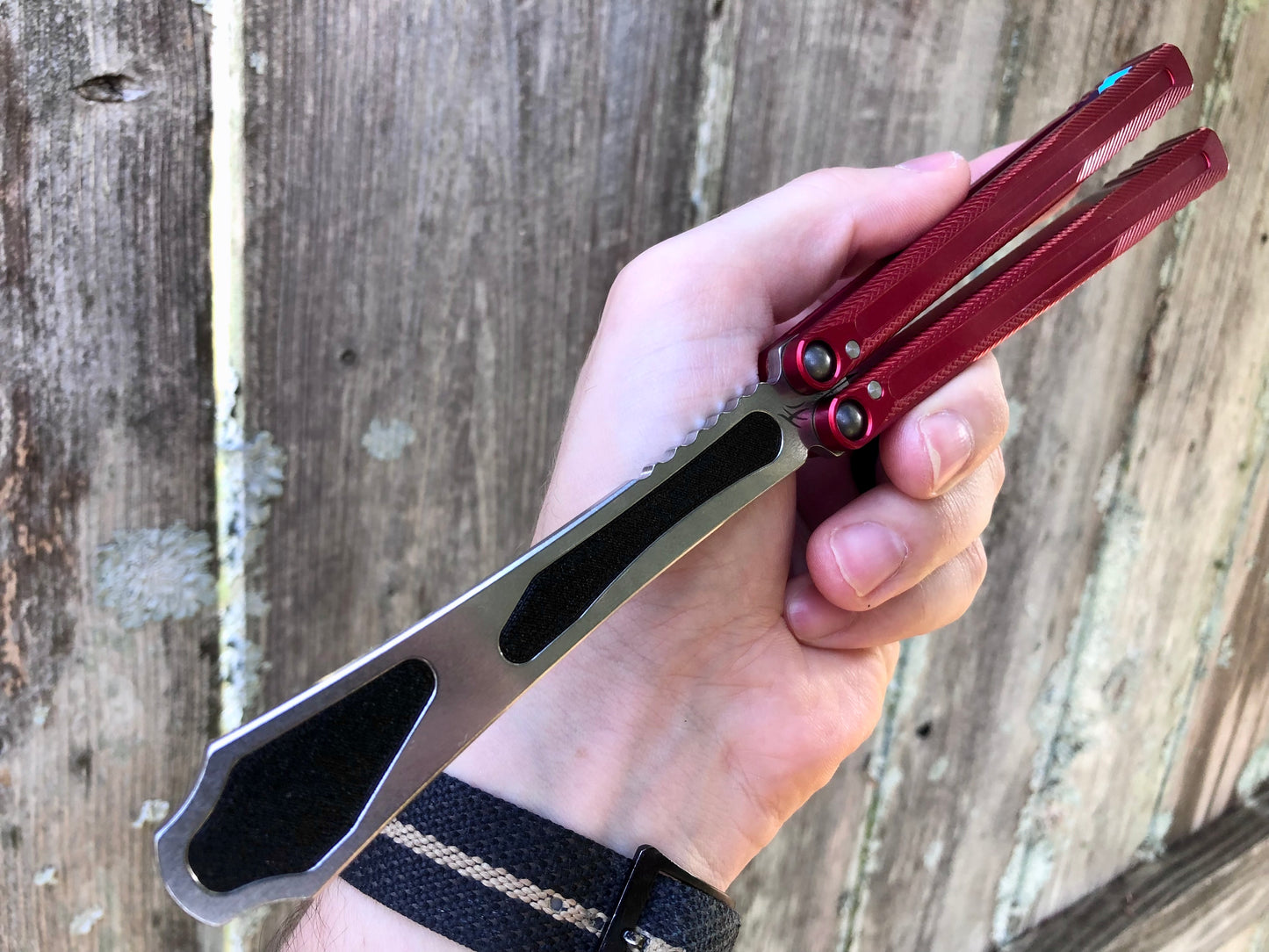 Adjust the weight distribution of your Fellowship Blades Hognose balisong trainer with this custom-made Zippy balance mod. This mod consists of shatter-proof polyurethane inserts which add tip weight to the blade, and jimping plugs which add end-weight to the handles. Together, these mods add a pop of color and increase the momentum of the Hognose trainer.