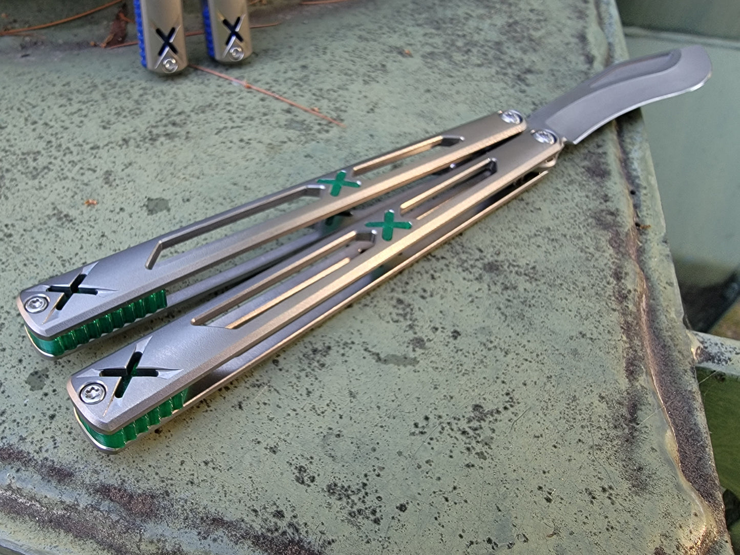 Made by Bxndxge Knives (Bandage, not bondage!) in collaboration with Zippy, the "Stitch" handles are a Titanium rehandle mod compatible with blades from both the BRS Replicant and Squid Industries Krake Raken balisongs.