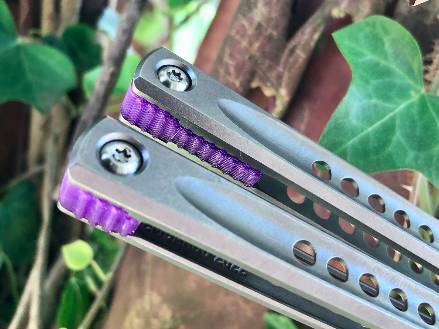 These Zippy spacers for the JK Design Embargo Balisong are made in-house from a rubbery, shatter-proof polyurethane. They add positive "saw-tooth" jimping to the Embargo and include a tungsten weight system for adjustable balance.