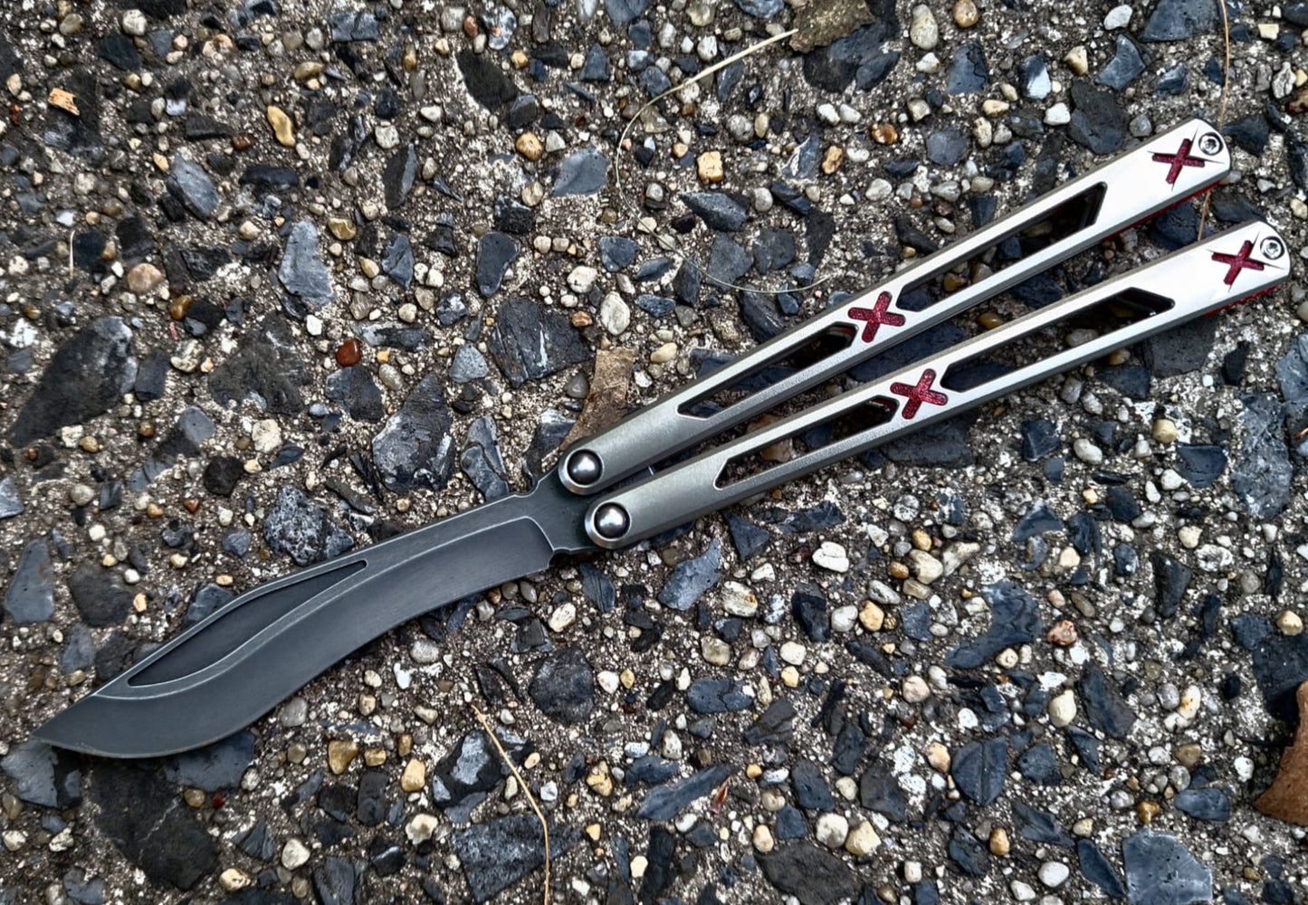 Made by Bxndxge Knives (Bandage, not bondage!) in collaboration with Zippy, the "Stitch" handles are a Titanium rehandle mod compatible with blades from both the BRS Replicant and Squid Industries Krake Raken balisongs.