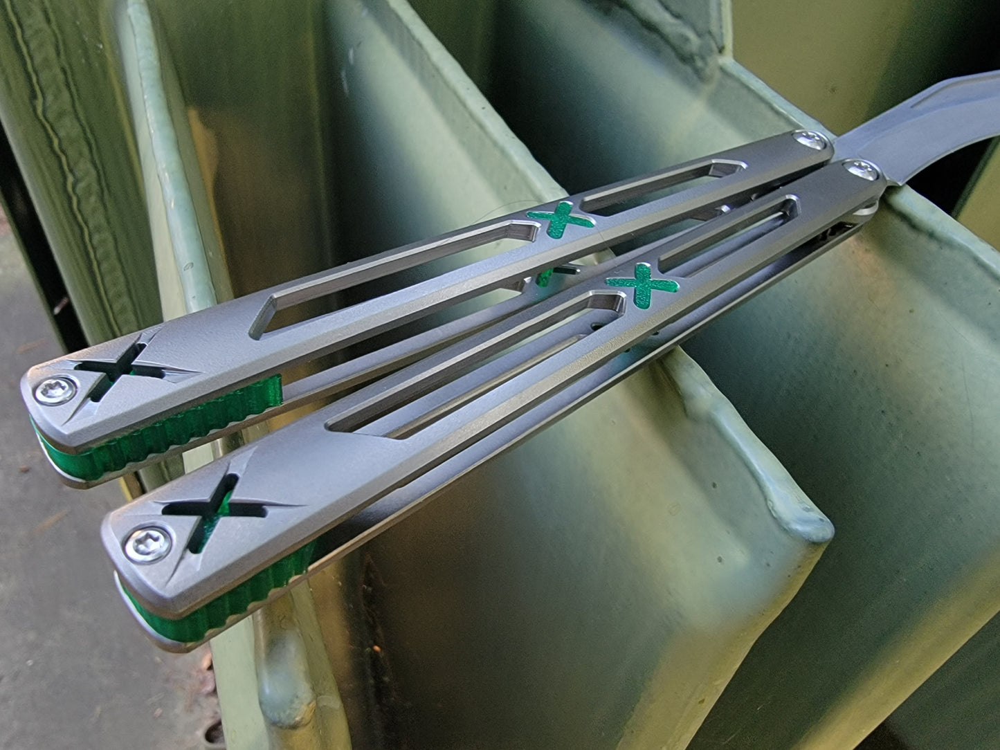 Made by Bxndxge Knives (Bandage, not bondage!) in collaboration with Zippy, the "Stitch" handles are a Titanium rehandle mod compatible with blades from both the BRS Replicant and Squid Industries Krake Raken balisongs.