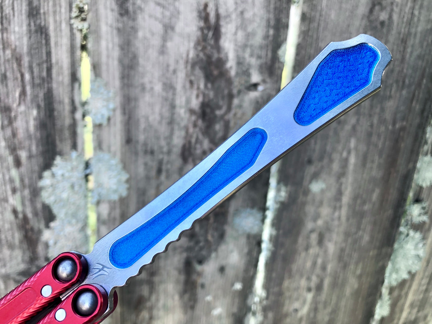Adjust the weight distribution of your Fellowship Blades Hognose balisong trainer with this custom-made Zippy balance mod. This mod consists of shatter-proof polyurethane inserts which add tip weight to the blade, and jimping plugs which add end-weight to the handles. Together, these mods add a pop of color and increase the momentum of the Hognose trainer.