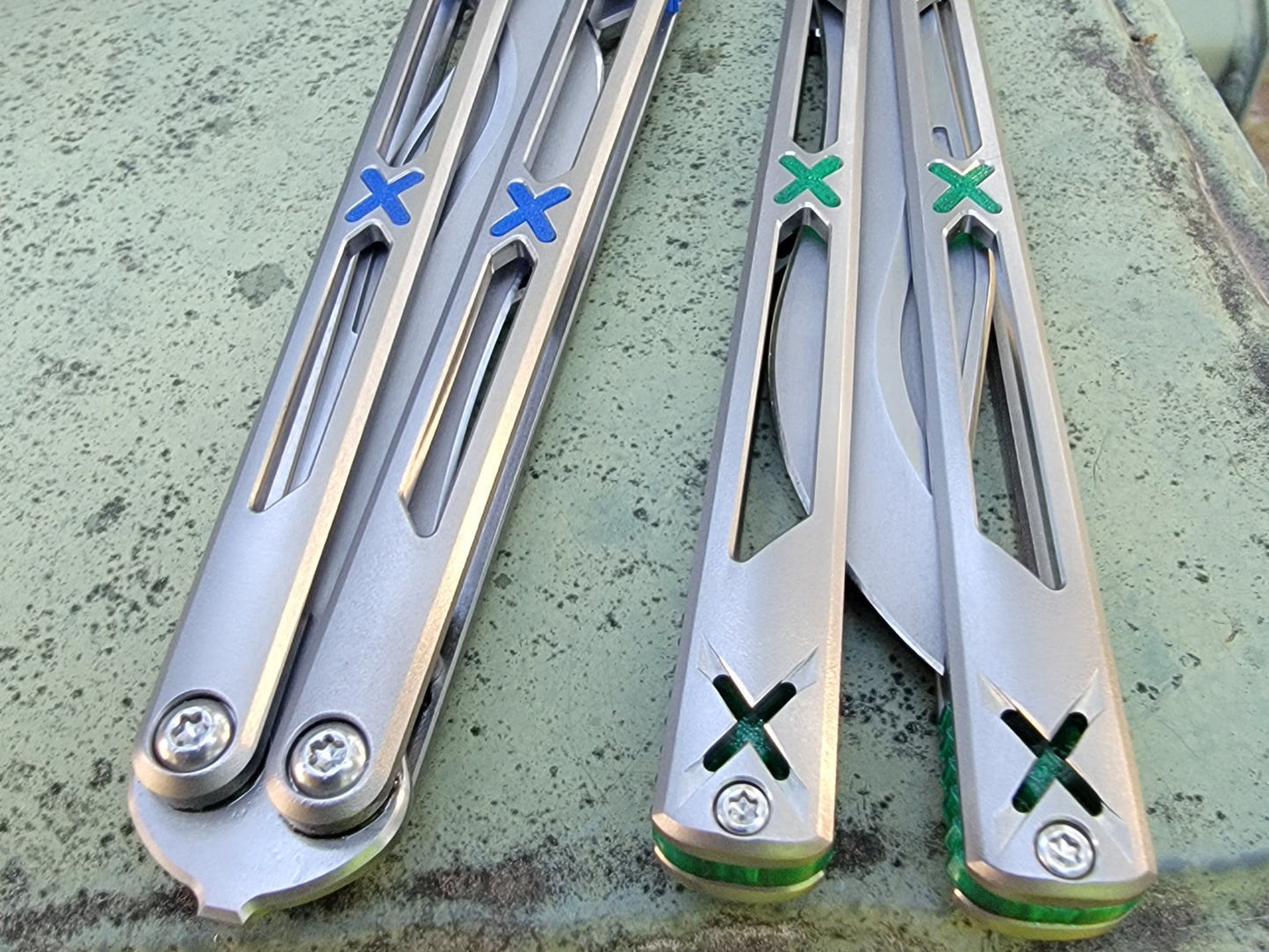 Made by Bxndxge Knives (Bandage, not bondage!) in collaboration with Zippy, the "Stitch" handles are a Titanium rehandle mod compatible with blades from both the BRS Replicant and Squid Industries Krake Raken balisongs.