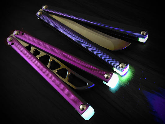 These Zippy spacers designed for the MachineWise Sasori and Tottori Balisongs are made in-house from a shatter-proof polyurethane. The spacers offer adjustable balance with removable tungsten weights and are available in both Flush Spacers and Extensions. The Extension spacers add length and protect your handles from drops.