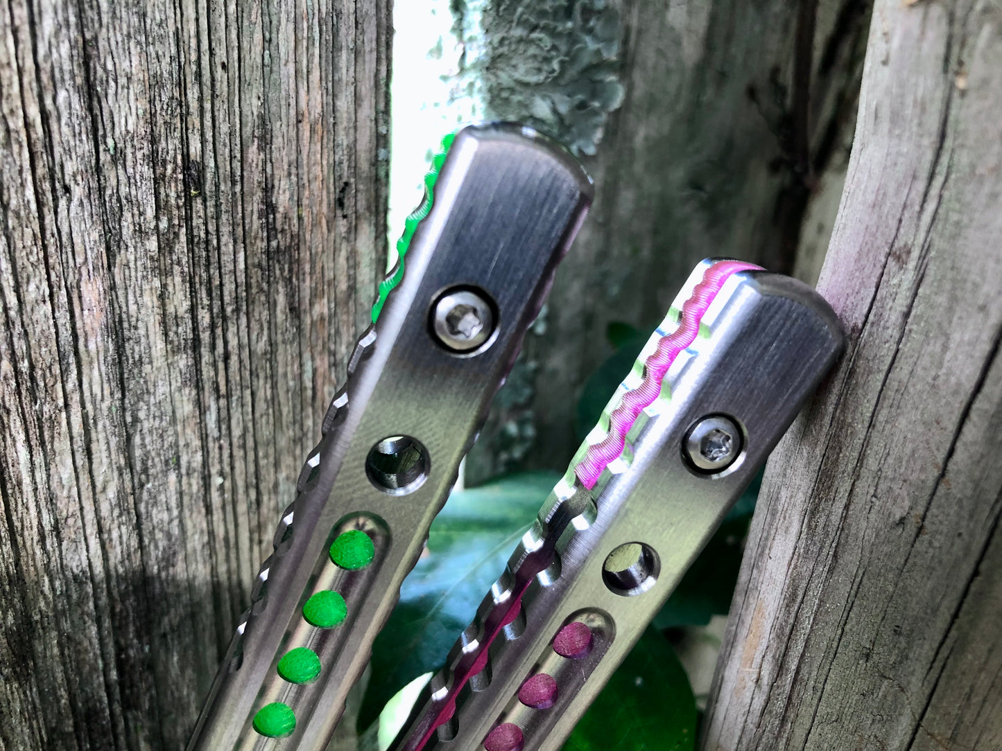 These Zippy spacers designed for the BBbarfly SuperFly balisong trainer are made in-house from a rubbery, shatter-proof polyurethane. They add positive jimping to the SuperFly for extra grip, and include a tungsten weight system for adjustable balance.
