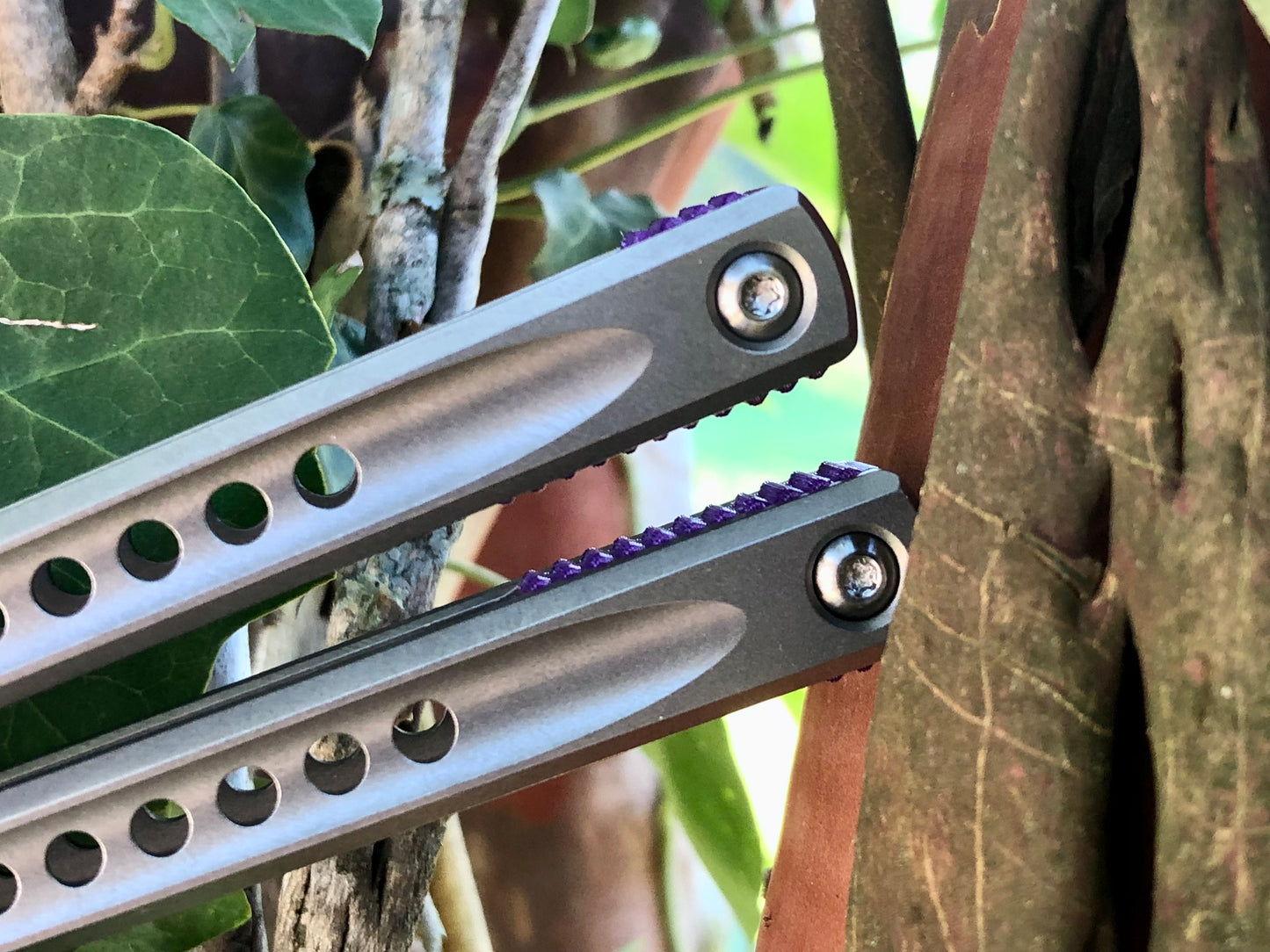 These Zippy spacers for the JK Design Embargo Balisong are made in-house from a rubbery, shatter-proof polyurethane. They add positive "saw-tooth" jimping to the Embargo and include a tungsten weight system for adjustable balance.