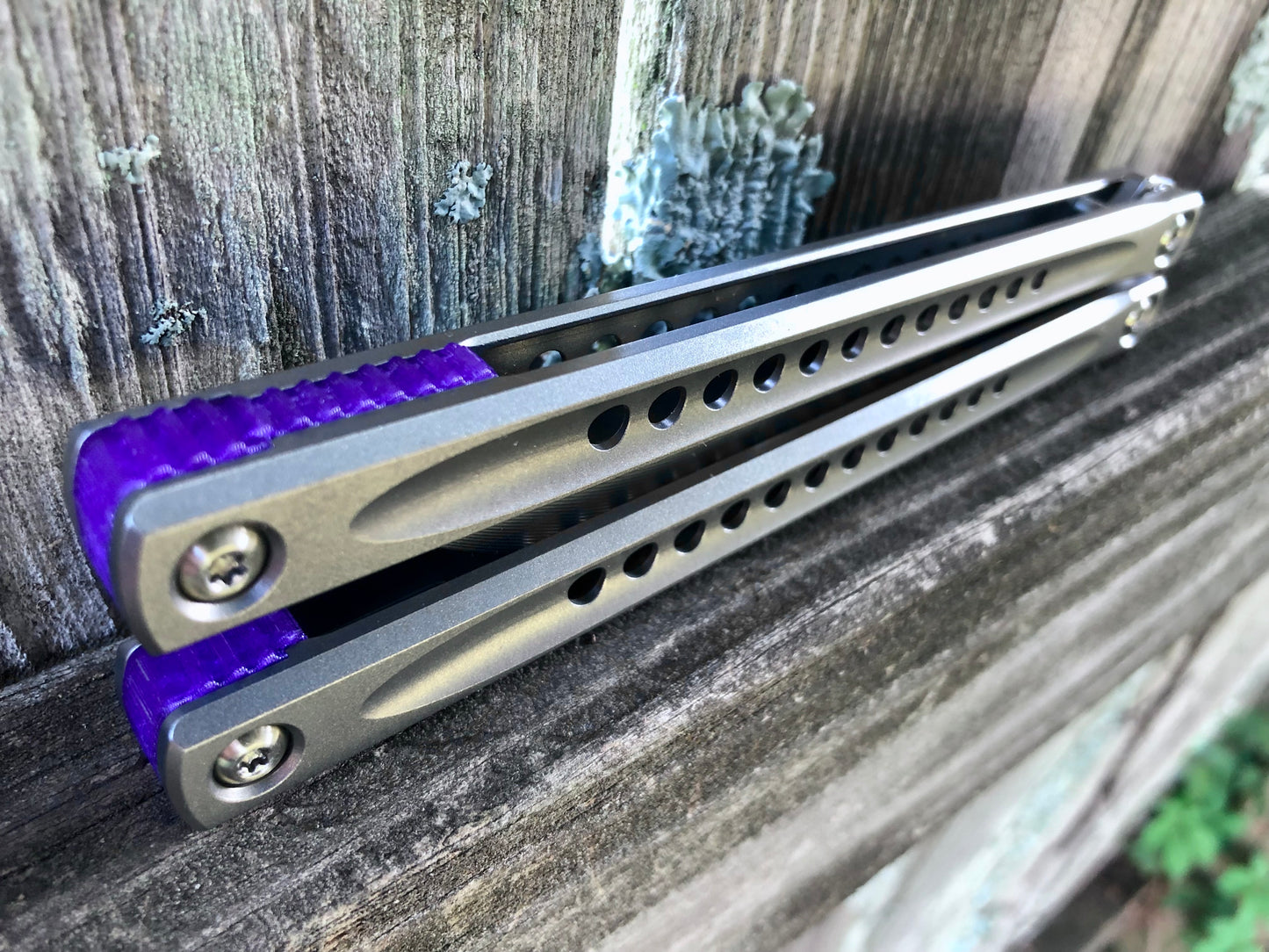 These Zippy spacers for the JK Design Embargo Balisong are made in-house from a rubbery, shatter-proof polyurethane. They add positive "saw-tooth" jimping to the Embargo and include a tungsten weight system for adjustable balance.