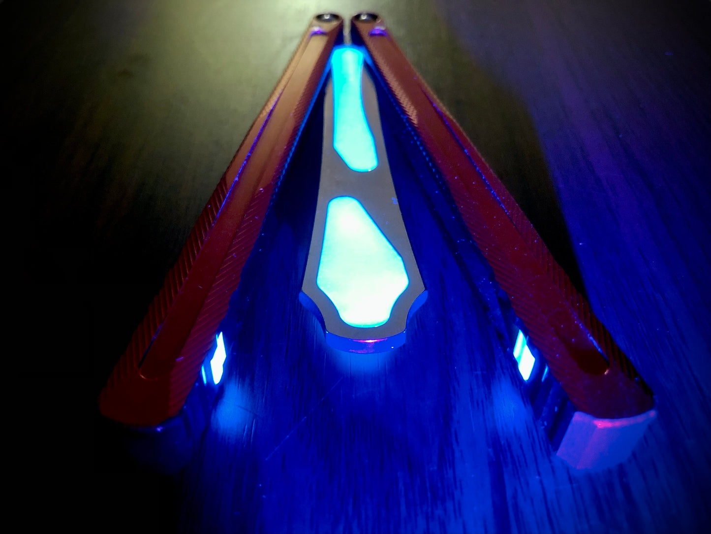 Adjust the weight distribution of your Fellowship Blades Hognose balisong trainer with this custom-made Zippy balance mod. This mod consists of shatter-proof polyurethane inserts which add tip weight to the blade, and jimping plugs which add end-weight to the handles. Together, these mods add a pop of color and increase the momentum of the Hognose trainer.