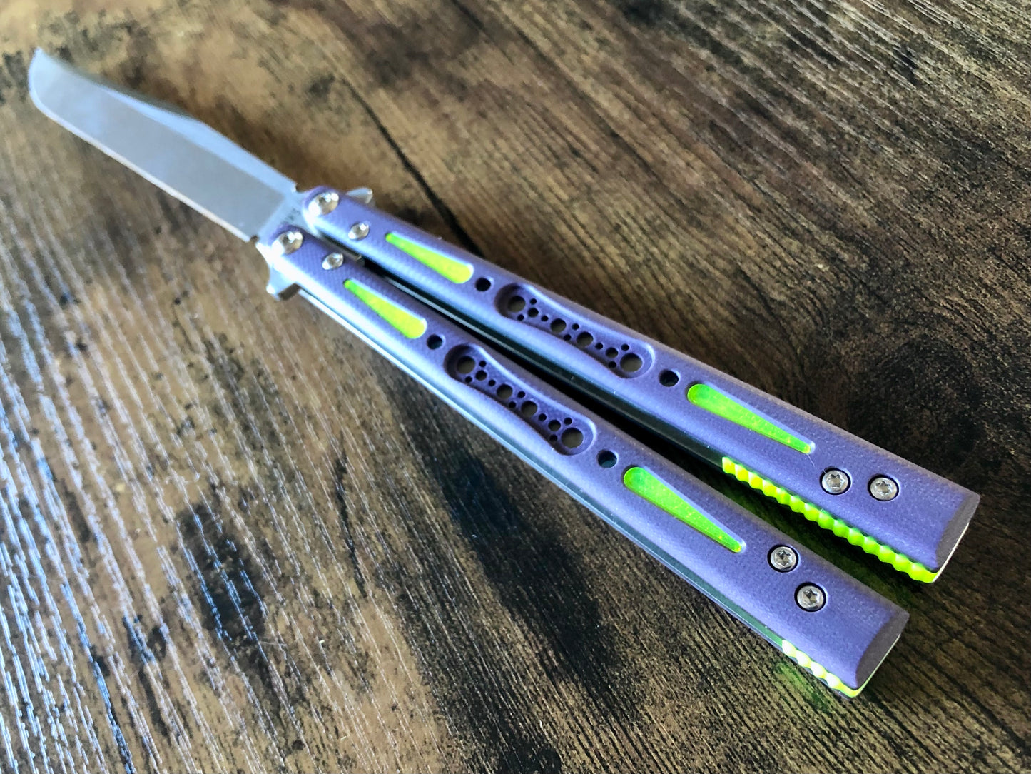 Modify the balance and ergo of your EPS Wraith Balisong with Zippy spacers, made in-house from a rubbery, shatter-proof polyurethane. They add positive "saw-tooth" jimping to the Wraith and include a tungsten weight system for adjustable balance. The spacers are available as either full-length flush spacers, or handle extensions which add length and protect the handles from drops.