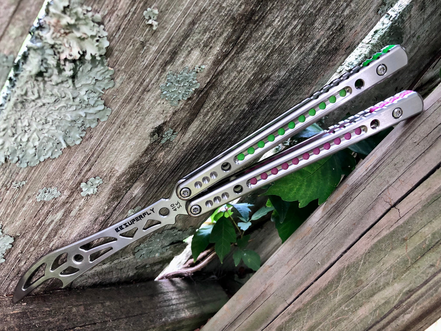 These Zippy spacers designed for the BBbarfly SuperFly balisong trainer are made in-house from a rubbery, shatter-proof polyurethane. They add positive jimping to the SuperFly for extra grip, and include a tungsten weight system for adjustable balance.