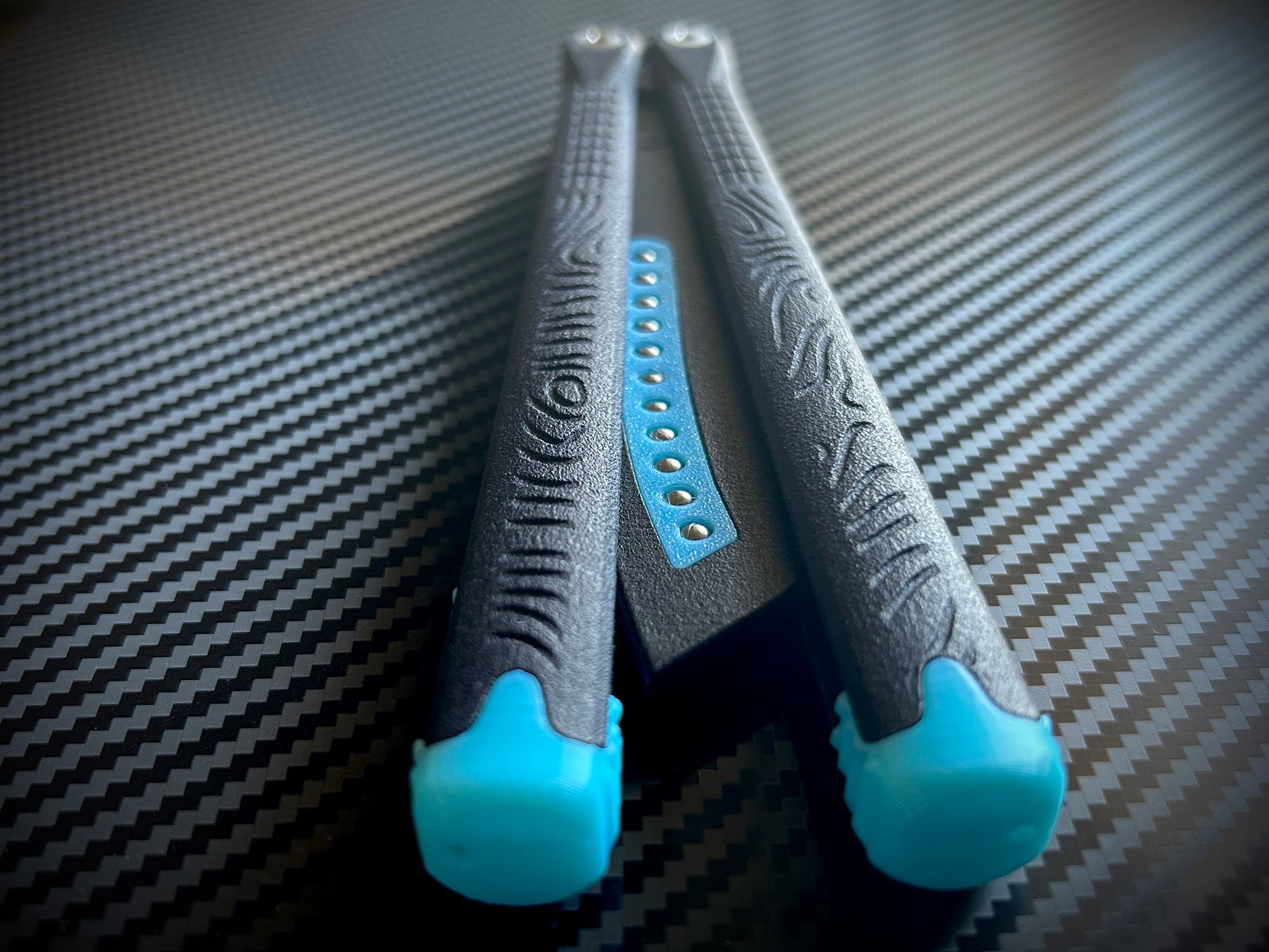 The Cycloid LC (Kershaw Lucha Compatible) is the most premium plastic butterfly knife trainer available. Whether you're looking for your first flipper, or are already experienced balisong flipper, the Cycloid LC's balance, grip, and durability will meet your needs perfectly. Made from glass-reinforced nylon, the Cycloid LC ranks among the heaviest and most durable plastic balisongs available. The Cycloid LC features channel-construction handles and clocks in at 2.7 oz.