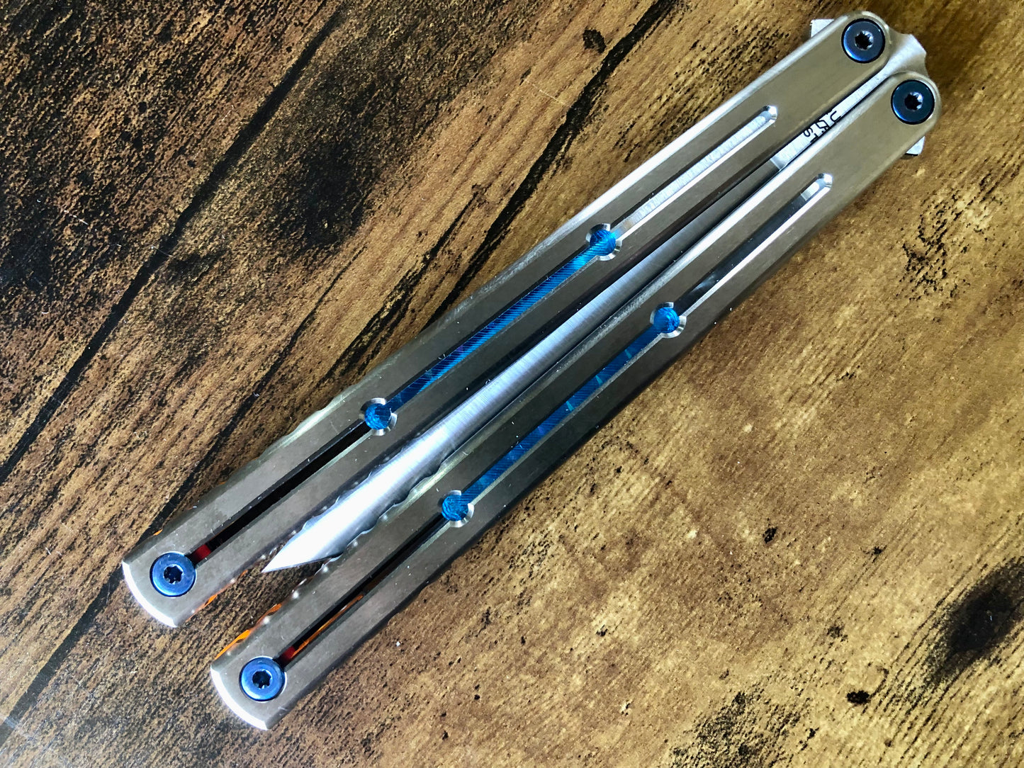 These Zippy spacers are designed for the Squid Industries Titanium Krake Raken and provide a "block spacer" aesthetic. The spacers feature an innovative "segmented" geometry, allowing full integration with the stock weight-pin system and endless balance and ergo configurations to fine-tune the weight distribution to your preference. The Zippy spacers also remedy the stock slab offset (i.e., spacer thickness) of the Ti Krake to establish improved handle parallelism for the best tune possible.