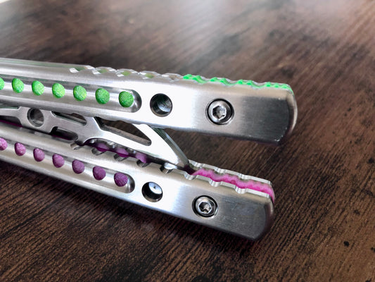 These Zippy spacers designed for the BBbarfly SuperFly balisong trainer are made in-house from a rubbery, shatter-proof polyurethane. They add positive jimping to the SuperFly for extra grip, and include a tungsten weight system for adjustable balance.