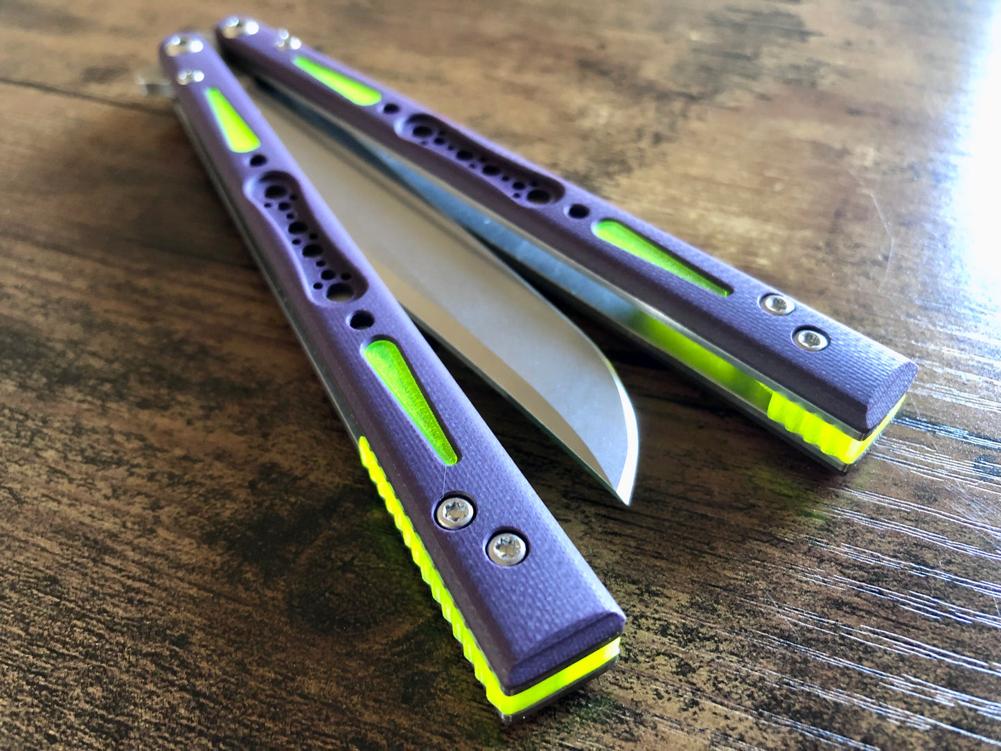 Modify the balance and ergo of your EPS Wraith Balisong with Zippy spacers, made in-house from a rubbery, shatter-proof polyurethane. They add positive "saw-tooth" jimping to the Wraith and include a tungsten weight system for adjustable balance. The spacers are available as either full-length flush spacers, or handle extensions which add length and protect the handles from drops.