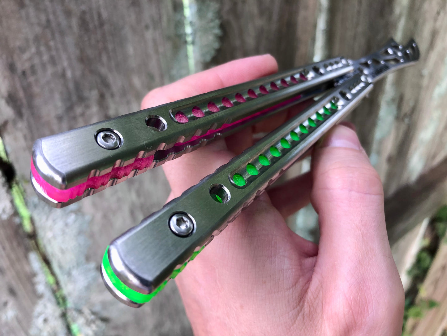 These Zippy spacers designed for the BBbarfly SuperFly balisong trainer are made in-house from a rubbery, shatter-proof polyurethane. They add positive jimping to the SuperFly for extra grip, and include a tungsten weight system for adjustable balance.