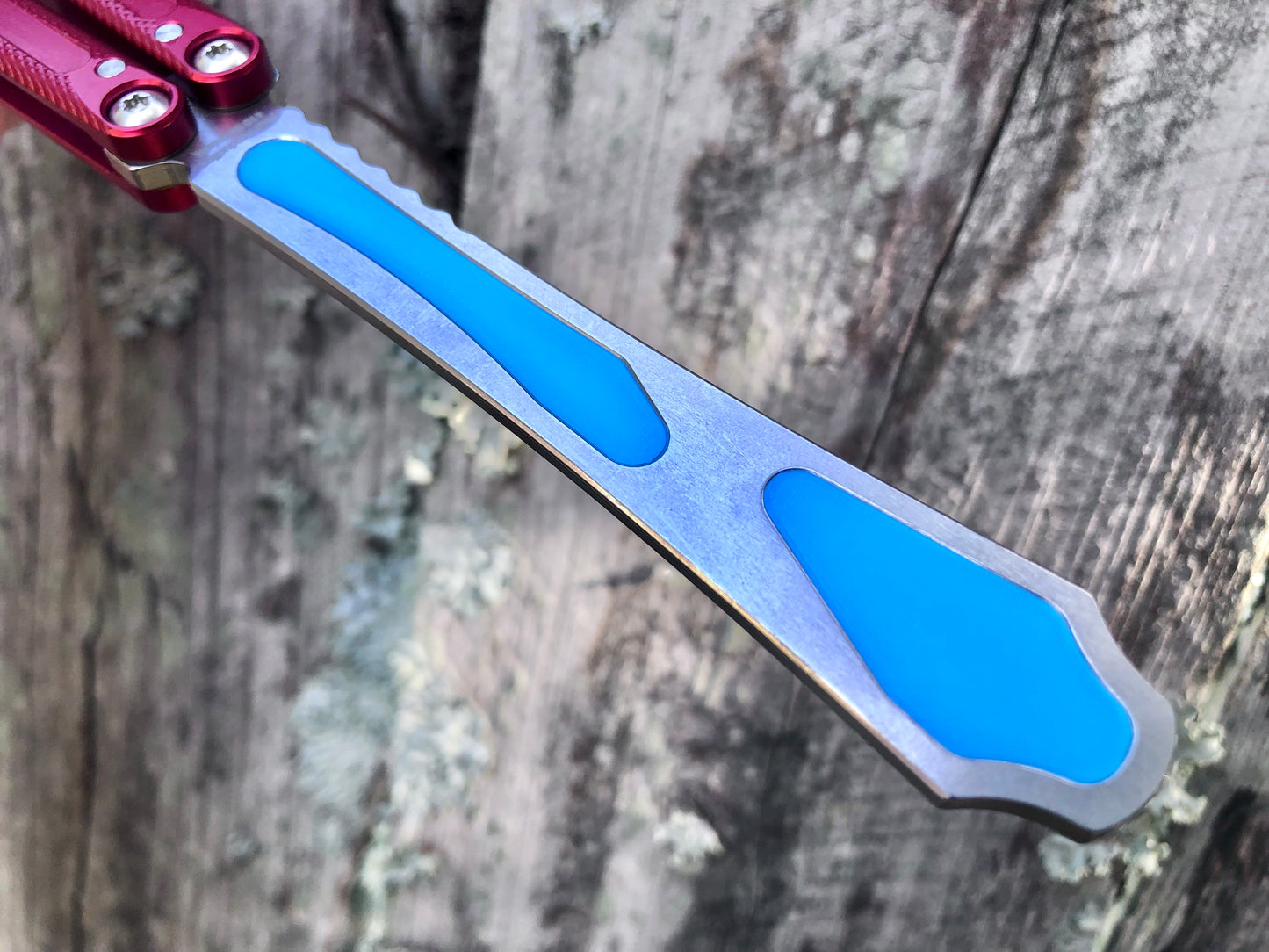 Adjust the weight distribution of your Fellowship Blades Hognose balisong trainer with this custom-made Zippy balance mod. This mod consists of shatter-proof polyurethane inserts which add tip weight to the blade, and jimping plugs which add end-weight to the handles. Together, these mods add a pop of color and increase the momentum of the Hognose trainer.