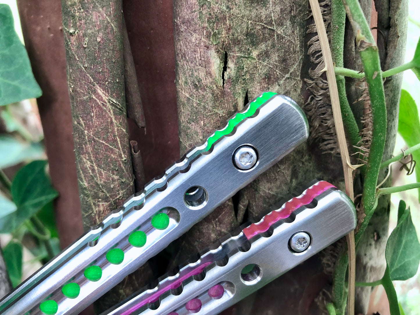These Zippy spacers designed for the BBbarfly SuperFly balisong trainer are made in-house from a rubbery, shatter-proof polyurethane. They add positive jimping to the SuperFly for extra grip, and include a tungsten weight system for adjustable balance.