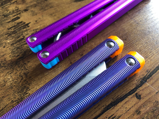 These Zippy spacers designed for the MachineWise Sasori and Tottori Balisongs are made in-house from a shatter-proof polyurethane. The spacers offer adjustable balance with removable tungsten weights and are available in both Flush Spacers and Extensions. The Extension spacers add length and protect your handles from drops.