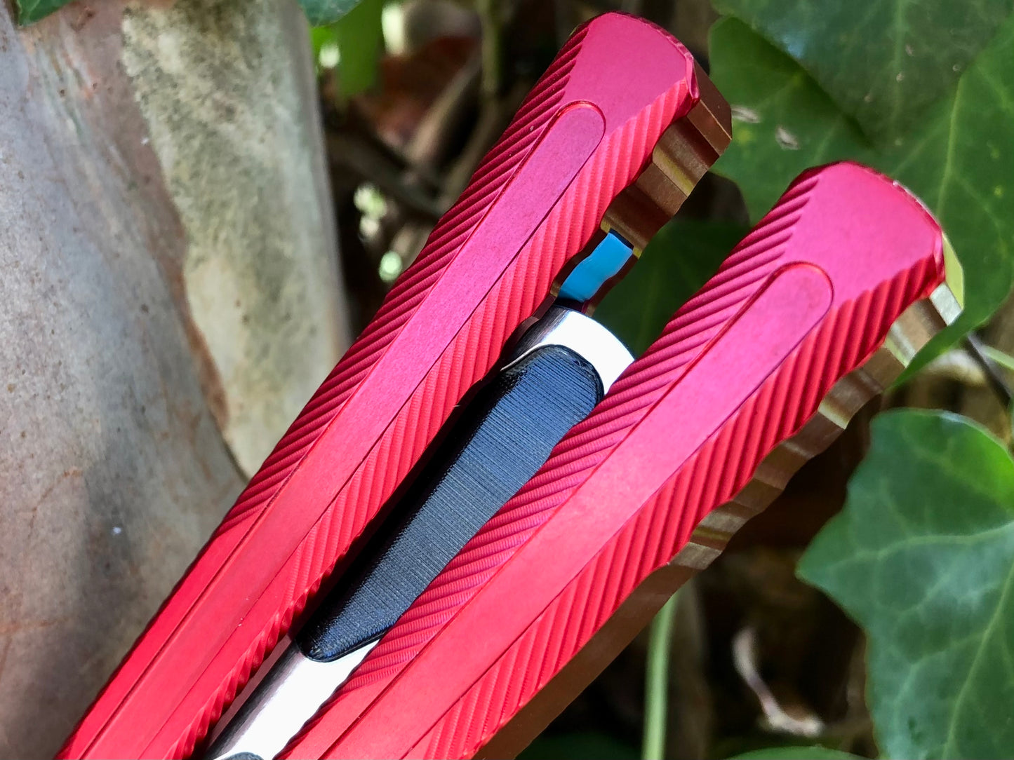 Adjust the weight distribution of your Fellowship Blades Hognose balisong trainer with this custom-made Zippy balance mod. This mod consists of shatter-proof polyurethane inserts which add tip weight to the blade, and jimping plugs which add end-weight to the handles. Together, these mods add a pop of color and increase the momentum of the Hognose trainer.