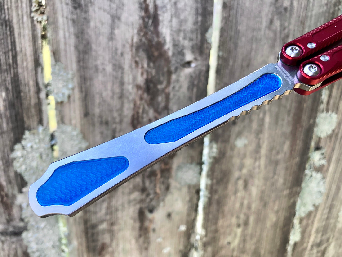 Adjust the weight distribution of your Fellowship Blades Hognose balisong trainer with this custom-made Zippy balance mod. This mod consists of shatter-proof polyurethane inserts which add tip weight to the blade, and jimping plugs which add end-weight to the handles. Together, these mods add a pop of color and increase the momentum of the Hognose trainer.