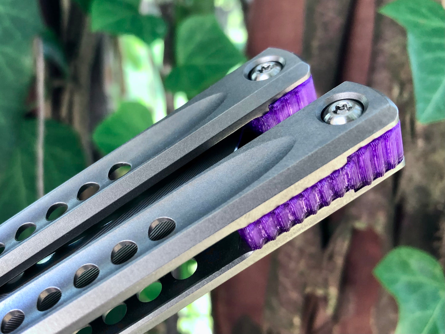These Zippy spacers for the JK Design Embargo Balisong are made in-house from a rubbery, shatter-proof polyurethane. They add positive "saw-tooth" jimping to the Embargo and include a tungsten weight system for adjustable balance.