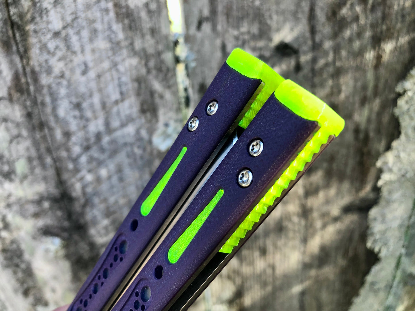 Modify the balance and ergo of your EPS Wraith Balisong with Zippy spacers, made in-house from a rubbery, shatter-proof polyurethane. They add positive "saw-tooth" jimping to the Wraith and include a tungsten weight system for adjustable balance. The spacers are available as either full-length flush spacers, or handle extensions which add length and protect the handles from drops.