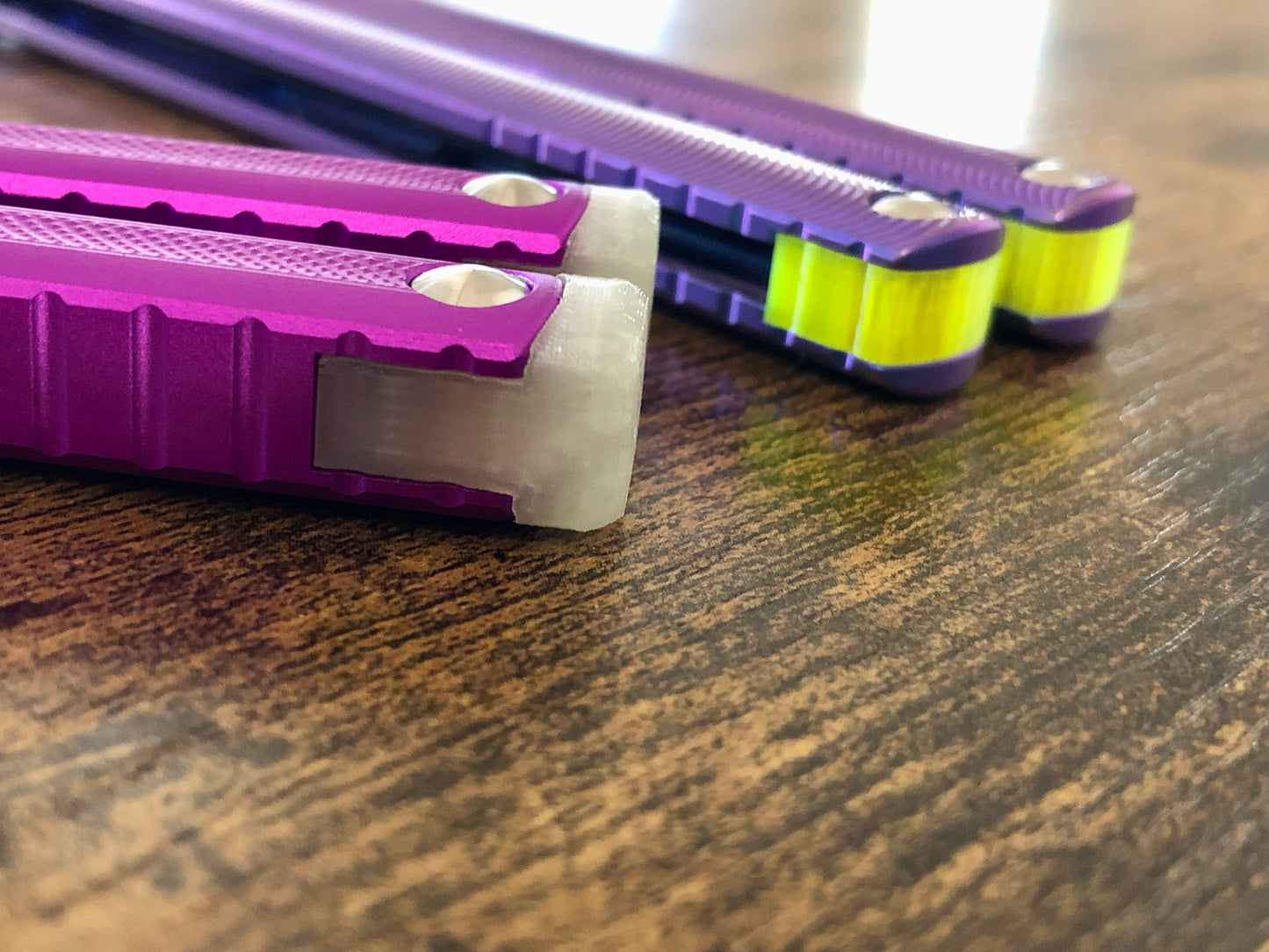 These Zippy spacers designed for the MachineWise Sasori and Tottori Balisongs are made in-house from a shatter-proof polyurethane. The spacers offer adjustable balance with removable tungsten weights and are available in both Flush Spacers and Extensions. The Extension spacers add length and protect your handles from drops.