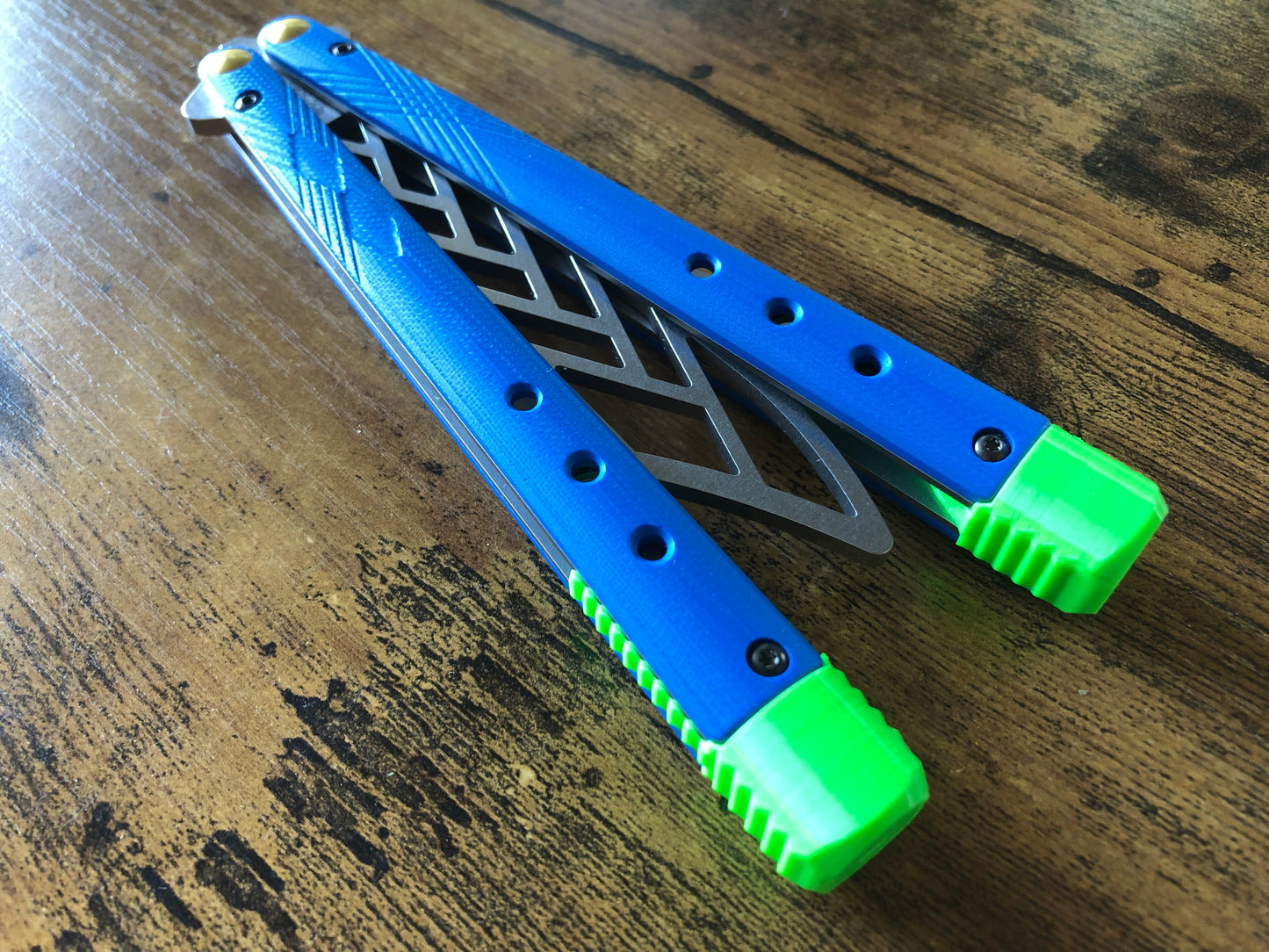 These Zippy spacers for the Benchmade Necron balisong are shatter-proof extensions that will protect your handles with no risk of cracking on hard-drops. They are available in 3x different lengths with removable tungsten weights for a more granular balance and length customization. They also offer positive jimping for extra grip, and install easily in just a few minutes (watch the assembly video above!). These spacers are a no-nonsense upgrade for the Necron.