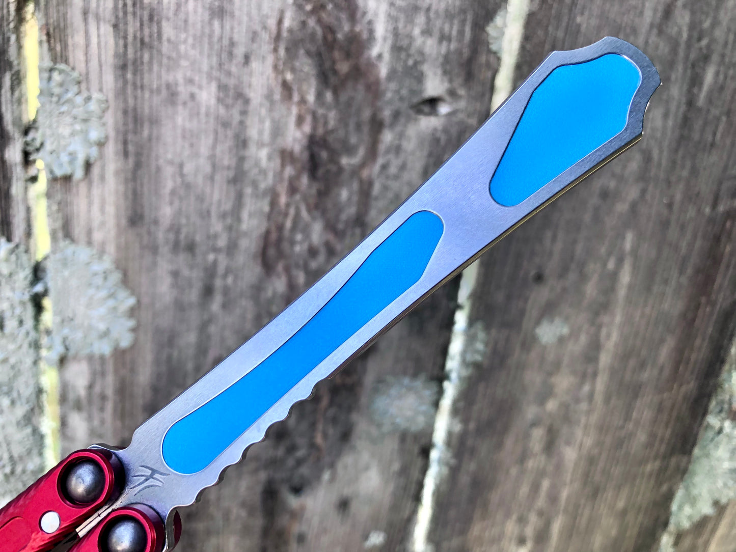Adjust the weight distribution of your Fellowship Blades Hognose balisong trainer with this custom-made Zippy balance mod. This mod consists of shatter-proof polyurethane inserts which add tip weight to the blade, and jimping plugs which add end-weight to the handles. Together, these mods add a pop of color and increase the momentum of the Hognose trainer.