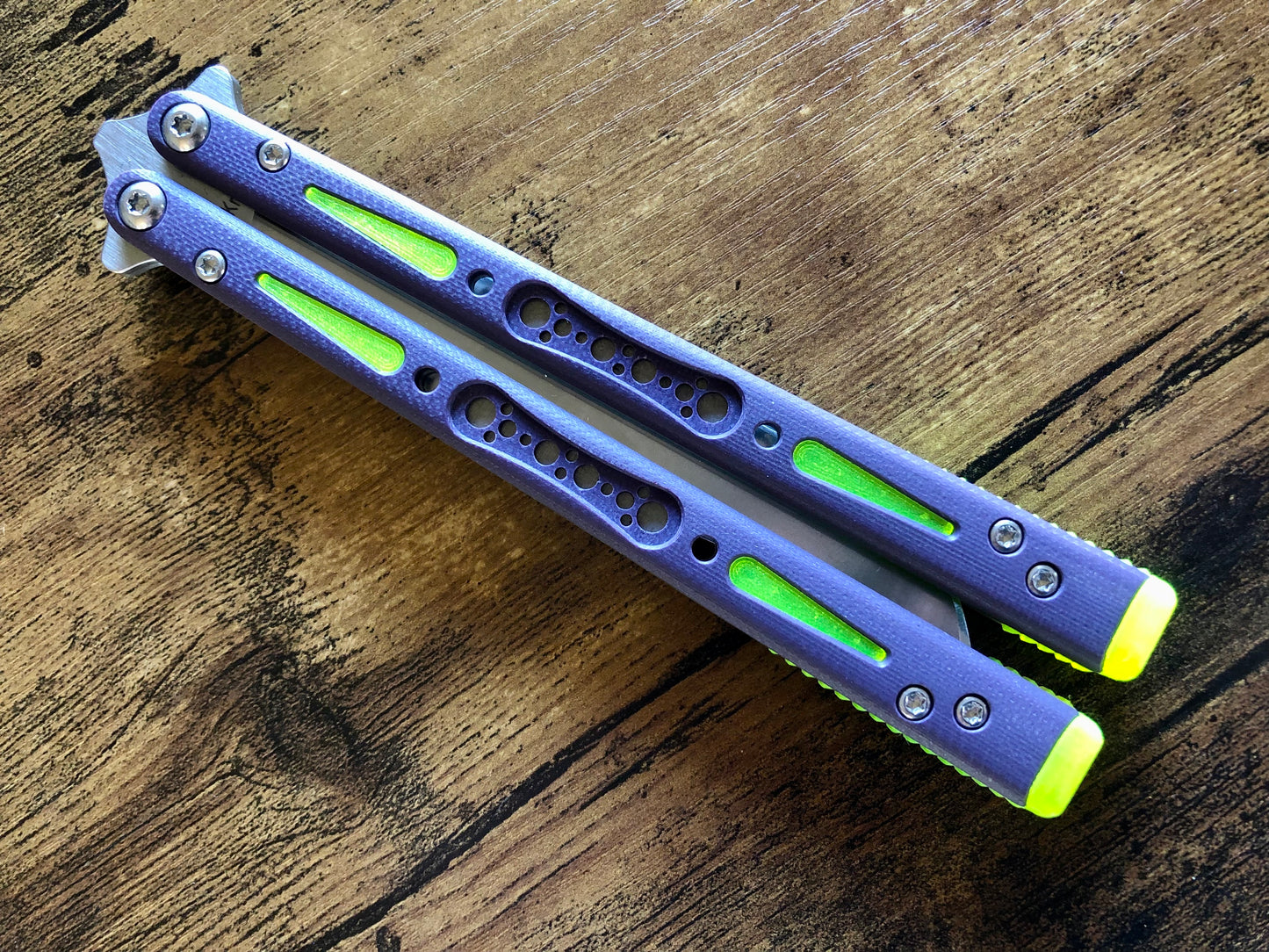 Modify the balance and ergo of your EPS Wraith Balisong with Zippy spacers, made in-house from a rubbery, shatter-proof polyurethane. They add positive "saw-tooth" jimping to the Wraith and include a tungsten weight system for adjustable balance. The spacers are available as either full-length flush spacers, or handle extensions which add length and protect the handles from drops.