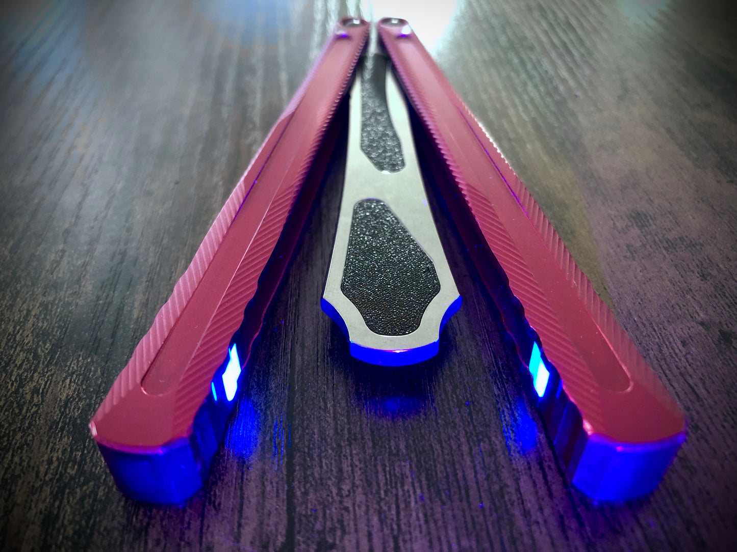 Adjust the weight distribution of your Fellowship Blades Hognose balisong trainer with this custom-made Zippy balance mod. This mod consists of shatter-proof polyurethane inserts which add tip weight to the blade, and jimping plugs which add end-weight to the handles. Together, these mods add a pop of color and increase the momentum of the Hognose trainer.