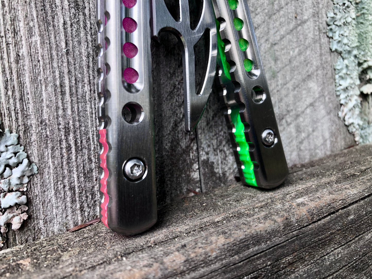 These Zippy spacers designed for the BBbarfly SuperFly balisong trainer are made in-house from a rubbery, shatter-proof polyurethane. They add positive jimping to the SuperFly for extra grip, and include a tungsten weight system for adjustable balance.