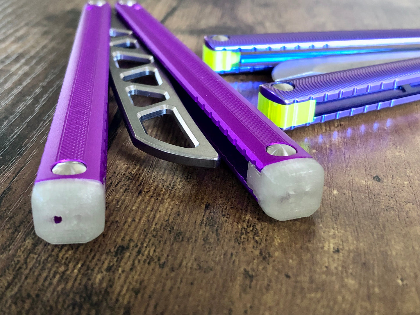 These Zippy spacers designed for the MachineWise Sasori and Tottori Balisongs are made in-house from a shatter-proof polyurethane. The spacers offer adjustable balance with removable tungsten weights and are available in both Flush Spacers and Extensions. The Extension spacers add length and protect your handles from drops.